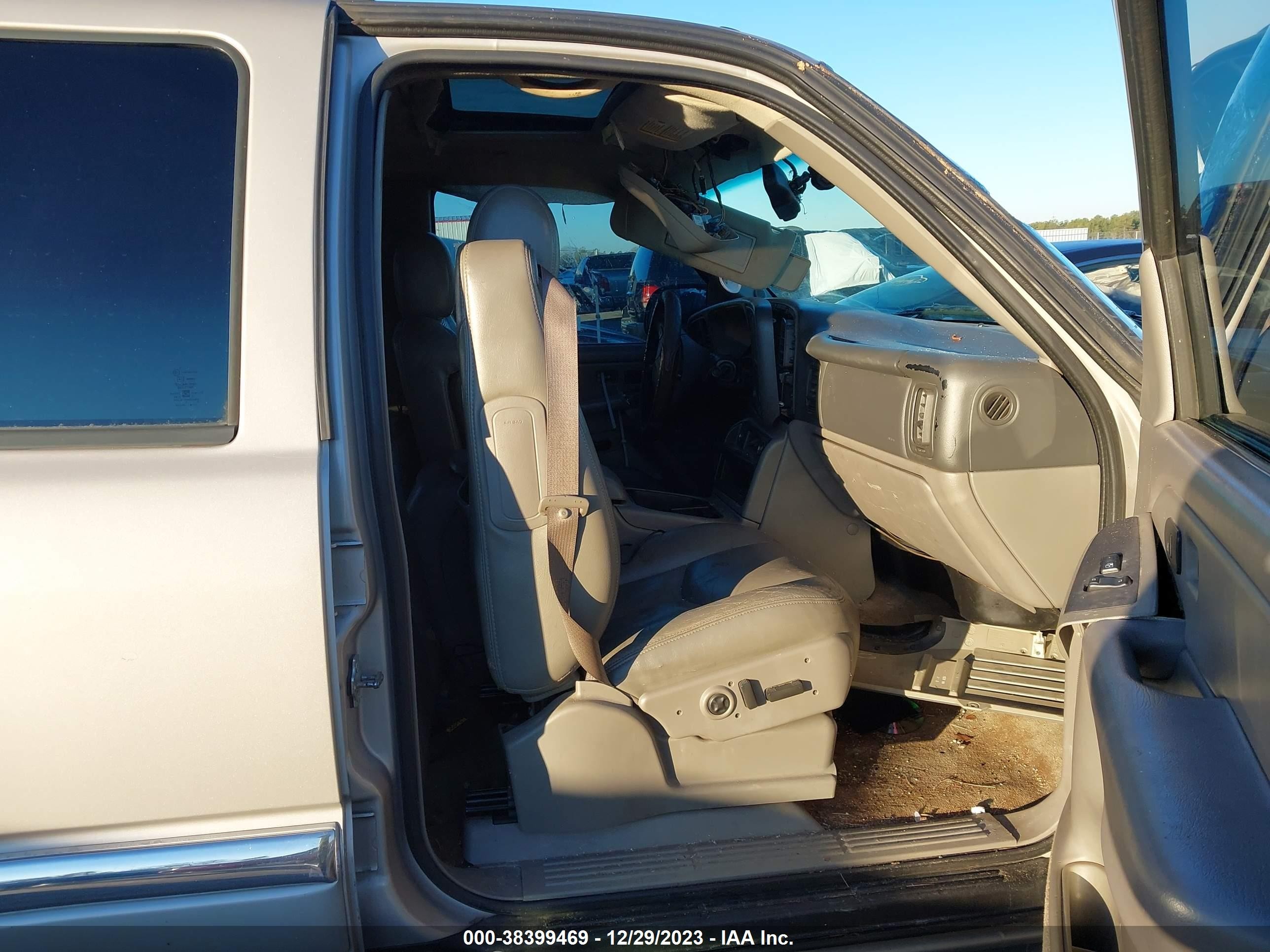 Photo 4 VIN: 1GKEK13T15J117877 - GMC YUKON 