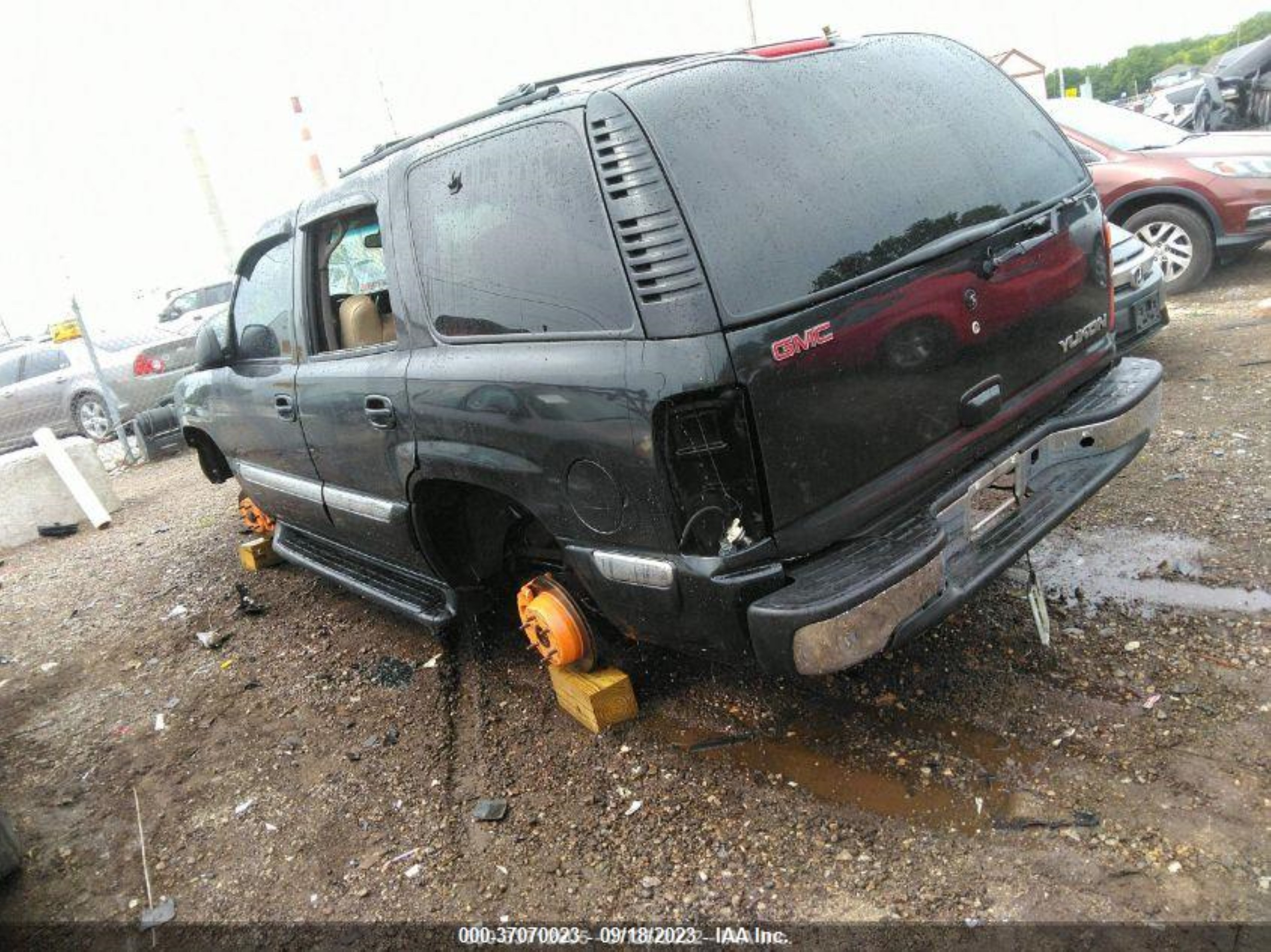 Photo 2 VIN: 1GKEK13T31J229557 - GMC YUKON 