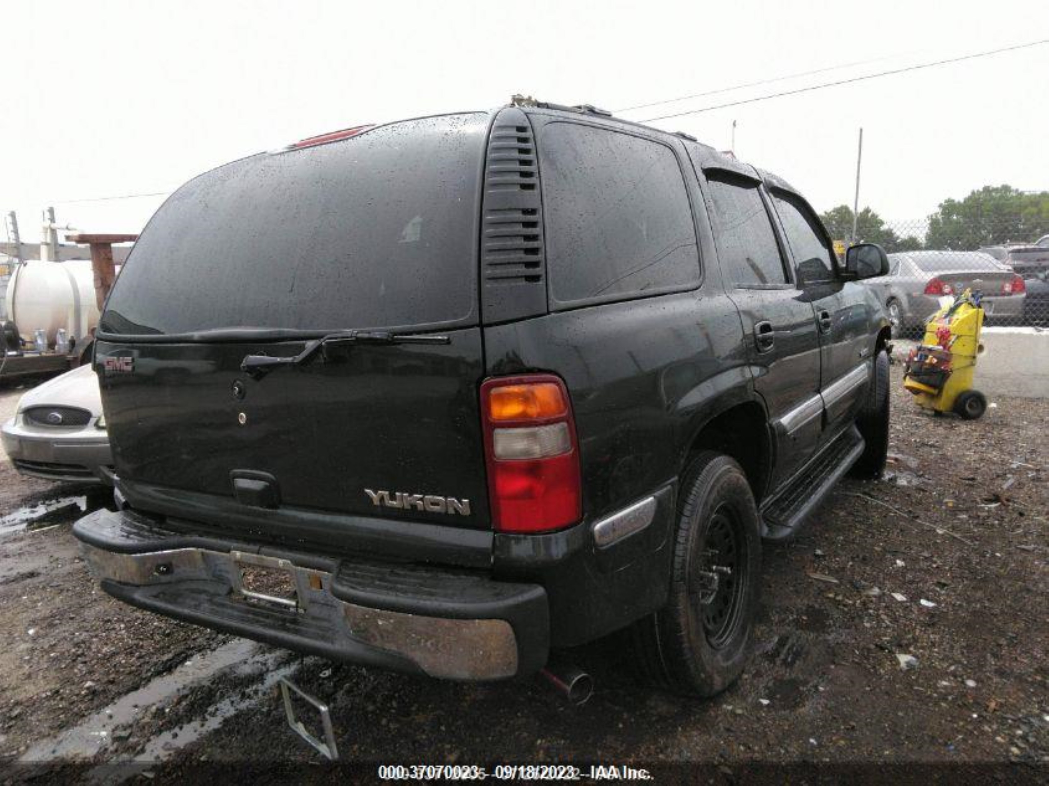 Photo 3 VIN: 1GKEK13T31J229557 - GMC YUKON 