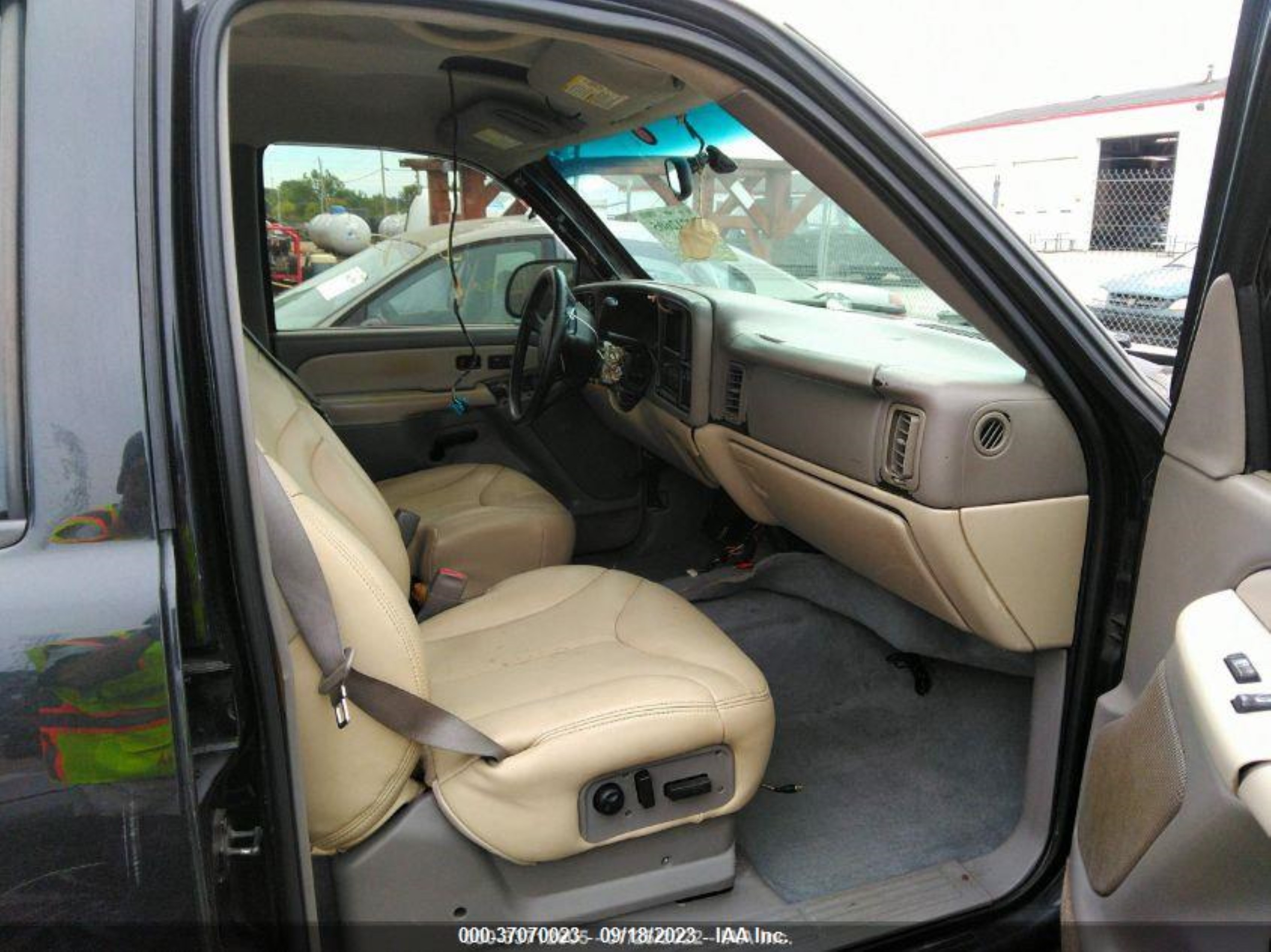 Photo 4 VIN: 1GKEK13T31J229557 - GMC YUKON 