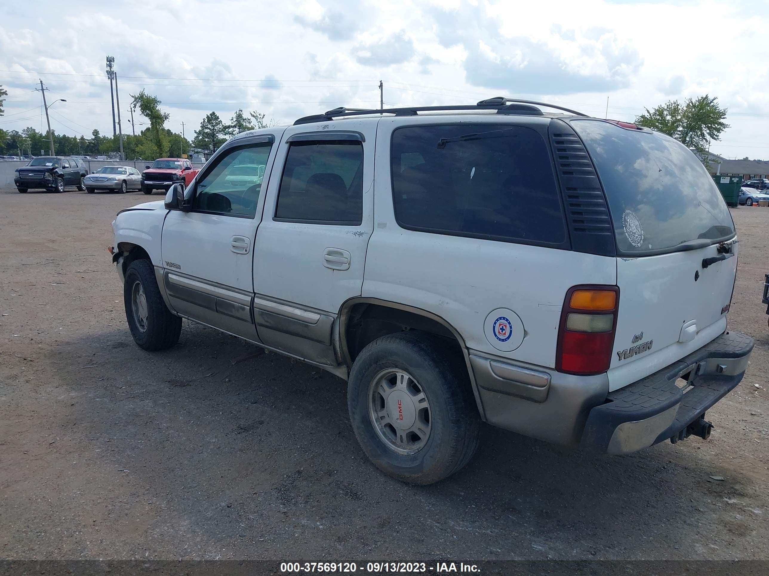 Photo 2 VIN: 1GKEK13T4YJ147914 - GMC YUKON 