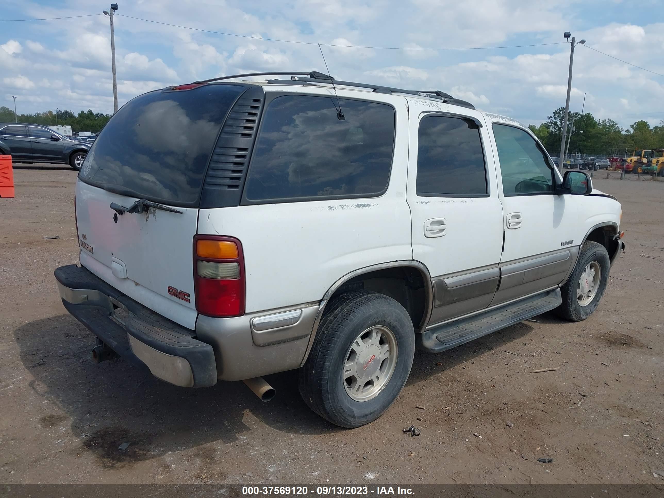 Photo 3 VIN: 1GKEK13T4YJ147914 - GMC YUKON 