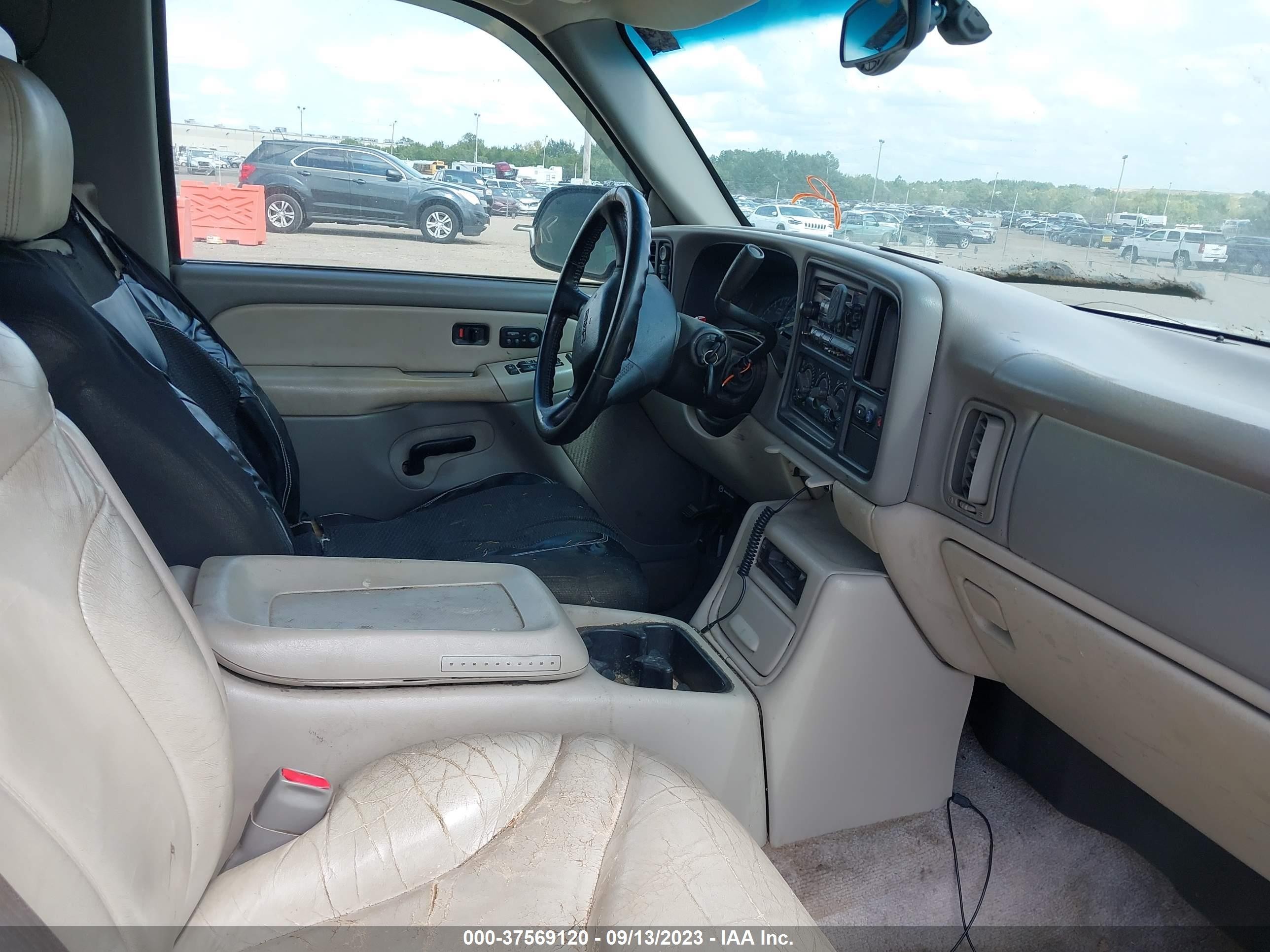 Photo 4 VIN: 1GKEK13T4YJ147914 - GMC YUKON 