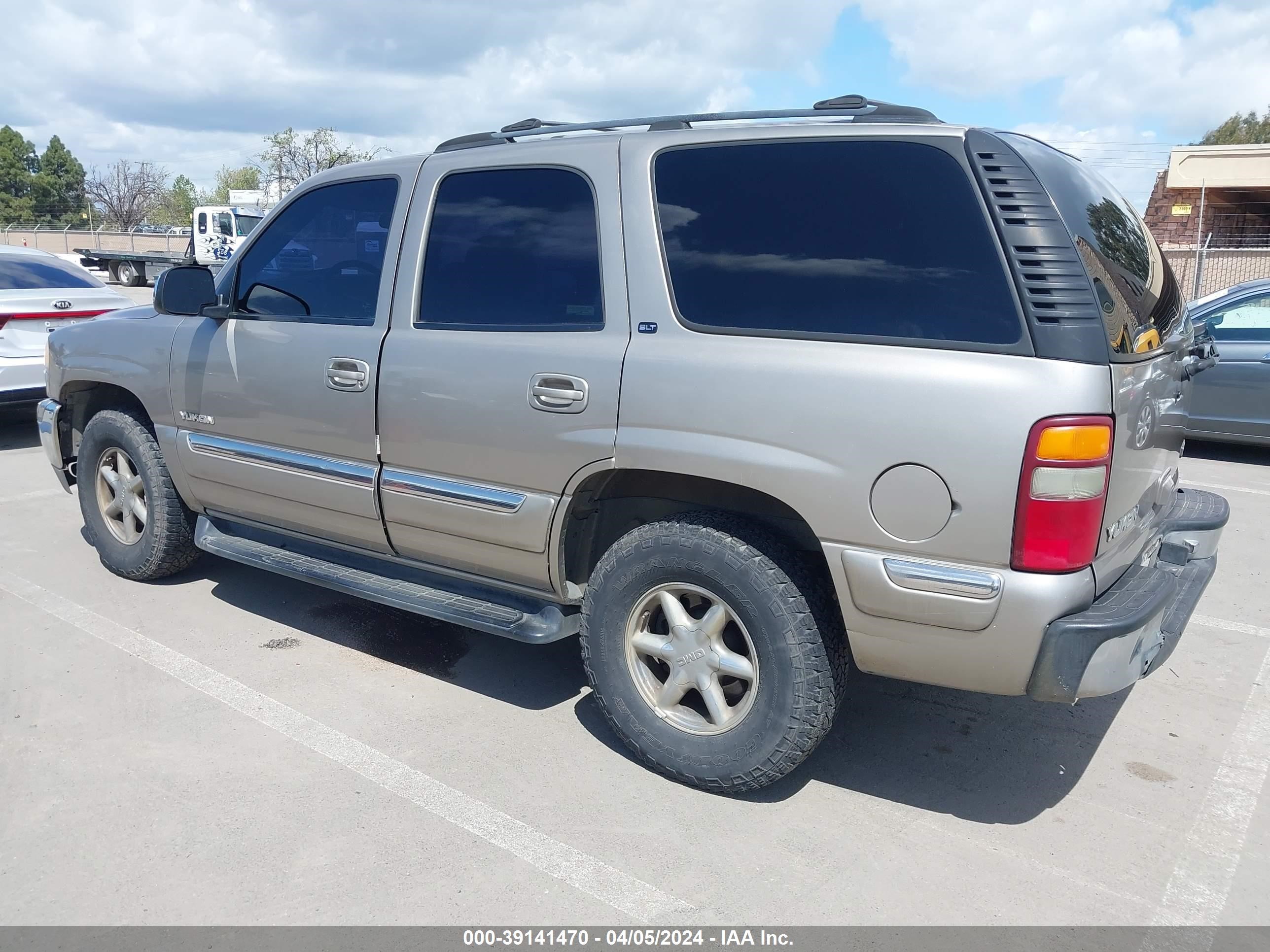 Photo 2 VIN: 1GKEK13T62R150001 - GMC YUKON 