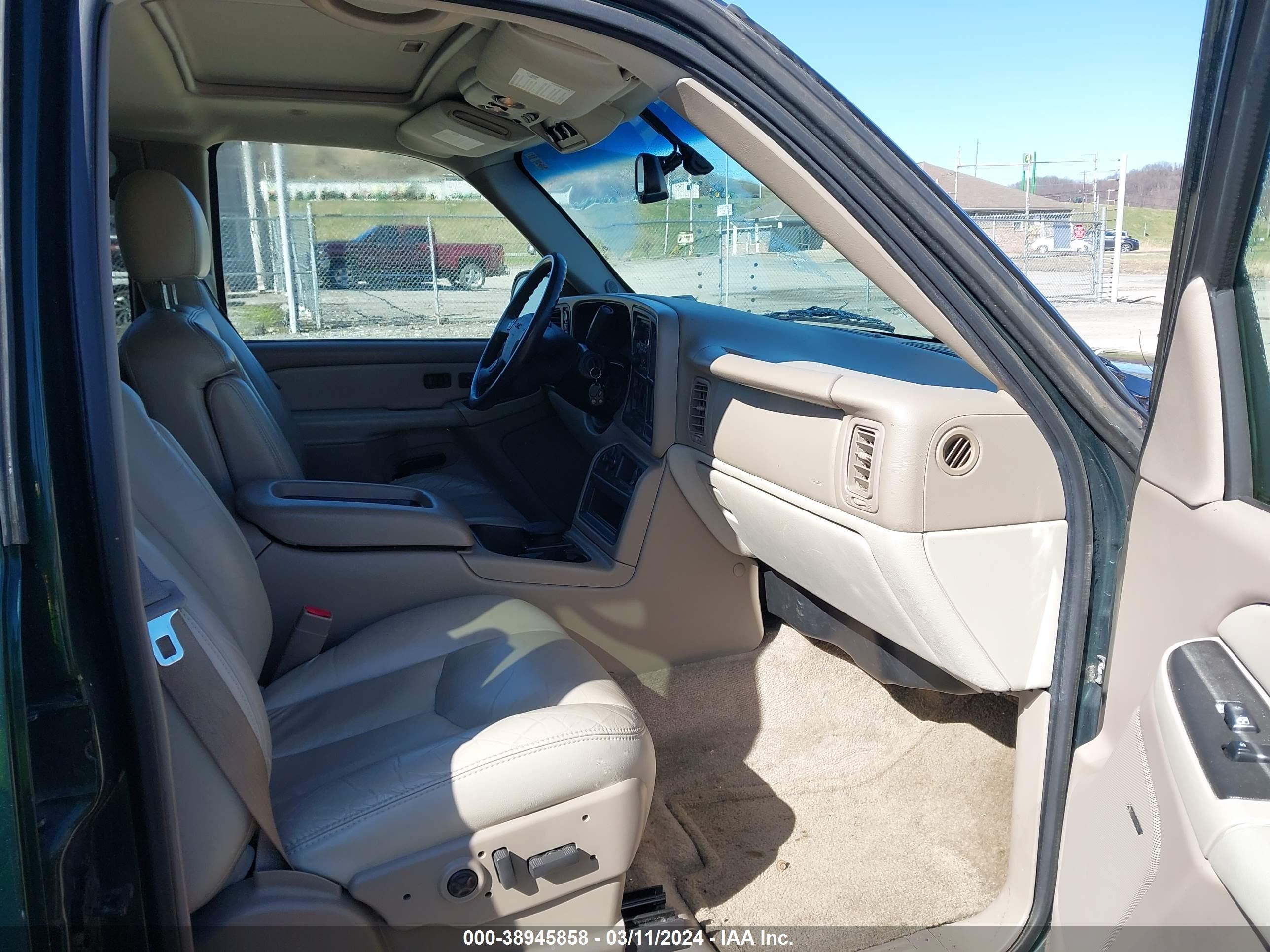 Photo 4 VIN: 1GKEK13Z53J251907 - GMC YUKON 