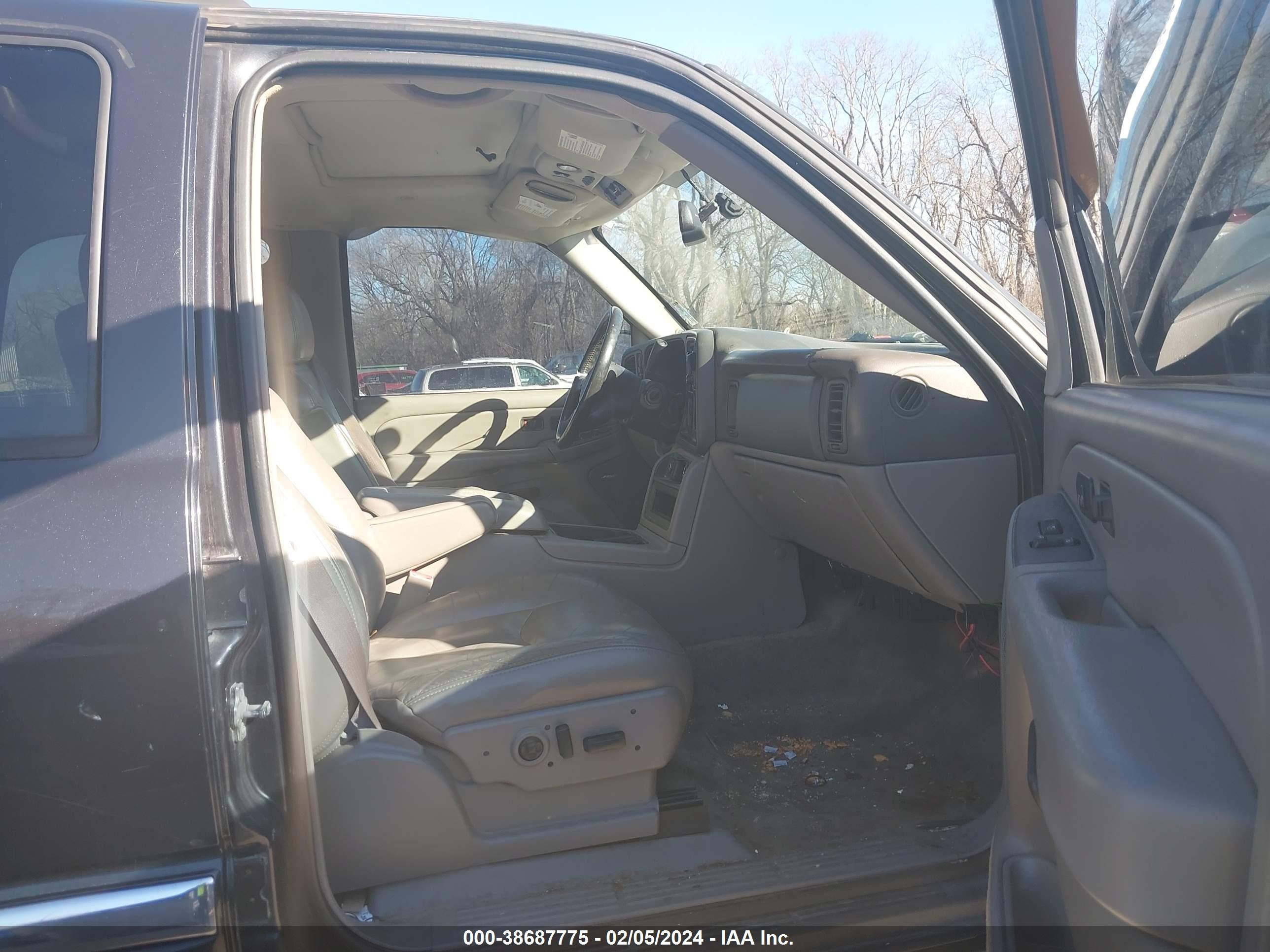 Photo 4 VIN: 1GKEK13Z73R138347 - GMC YUKON 