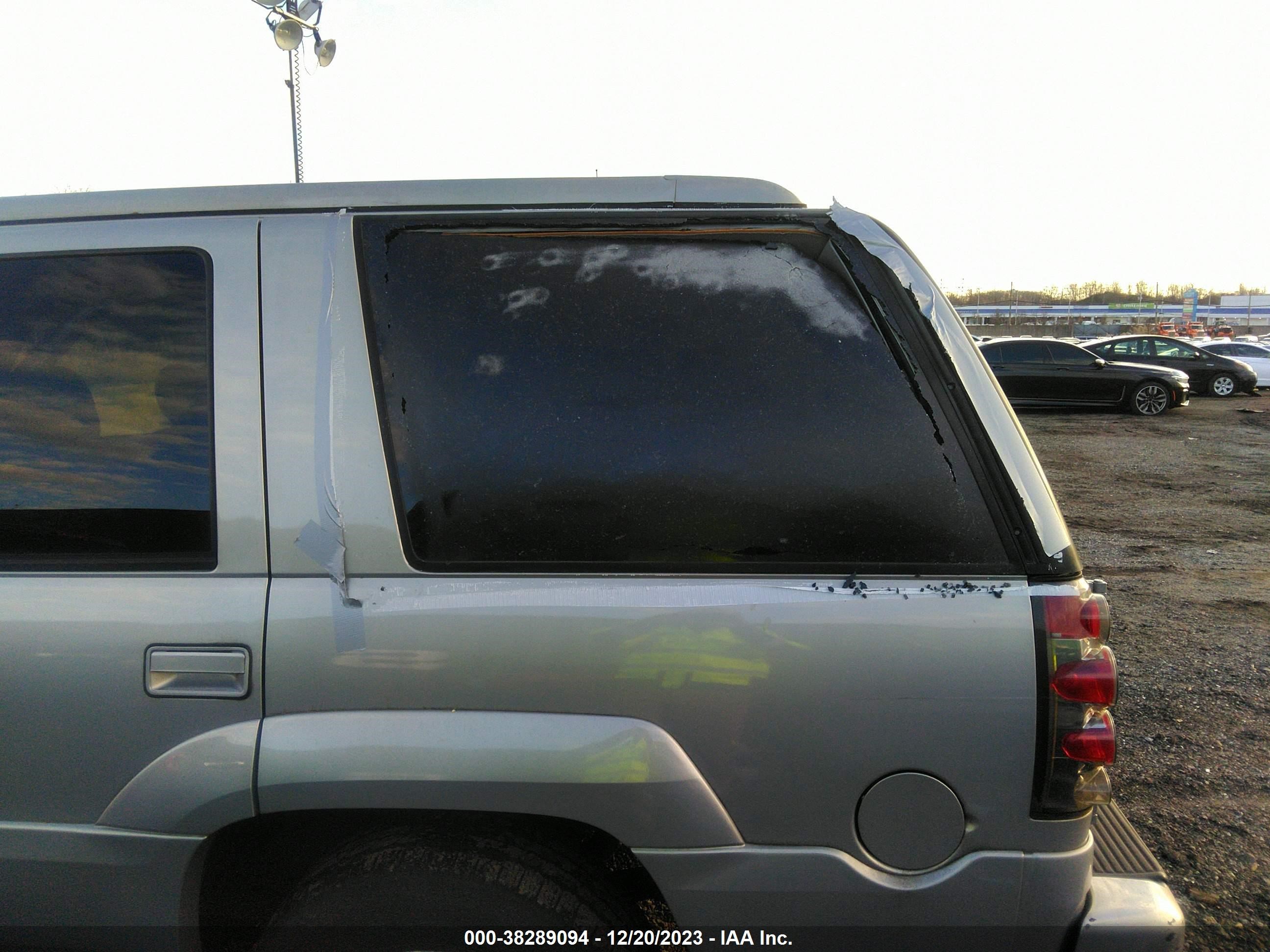 Photo 5 VIN: 1GKEK63R0YR209232 - GMC YUKON 