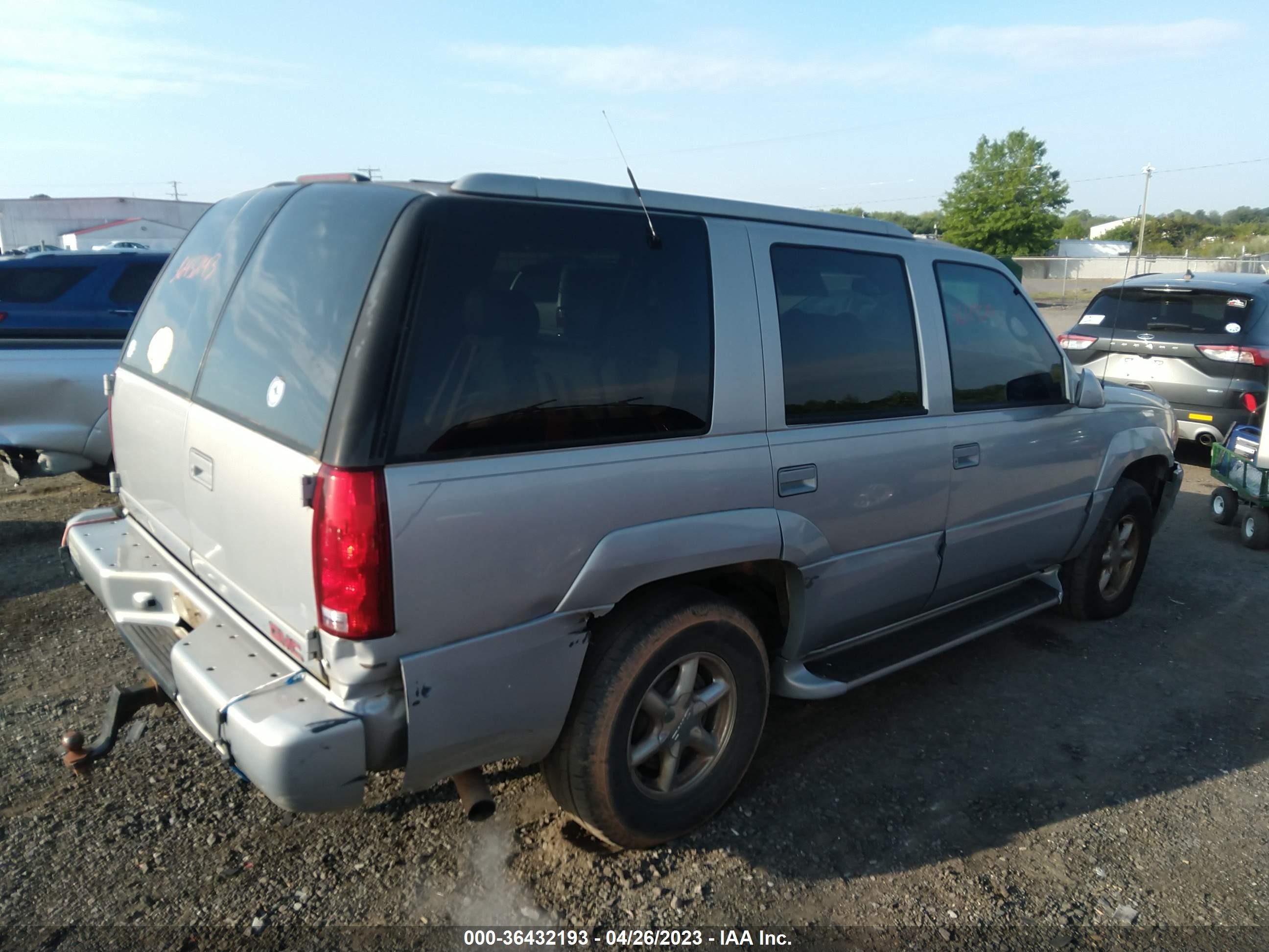 Photo 3 VIN: 1GKEK63R7YR205596 - GMC YUKON 