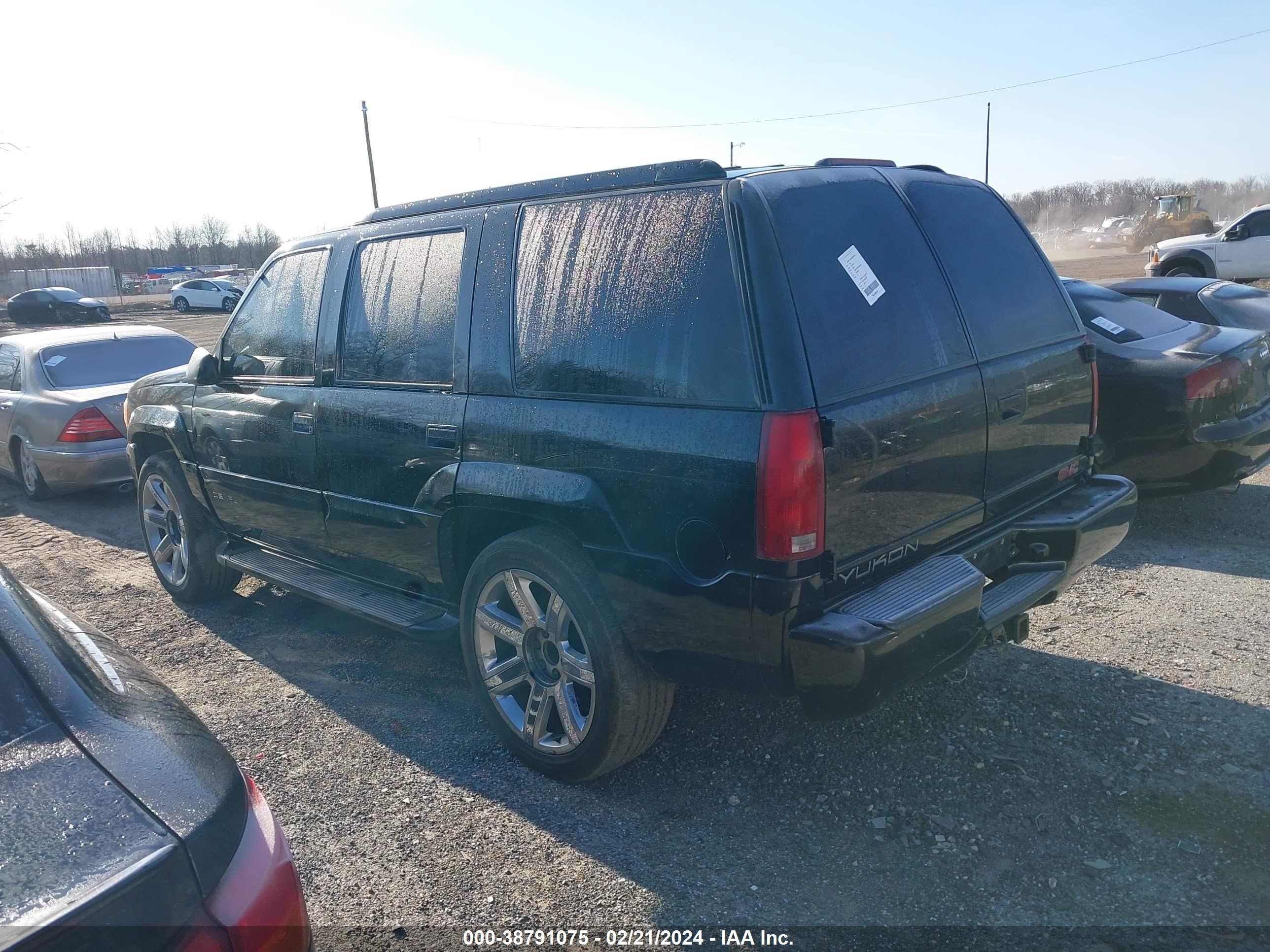 Photo 2 VIN: 1GKEK63R9YR208290 - GMC YUKON 