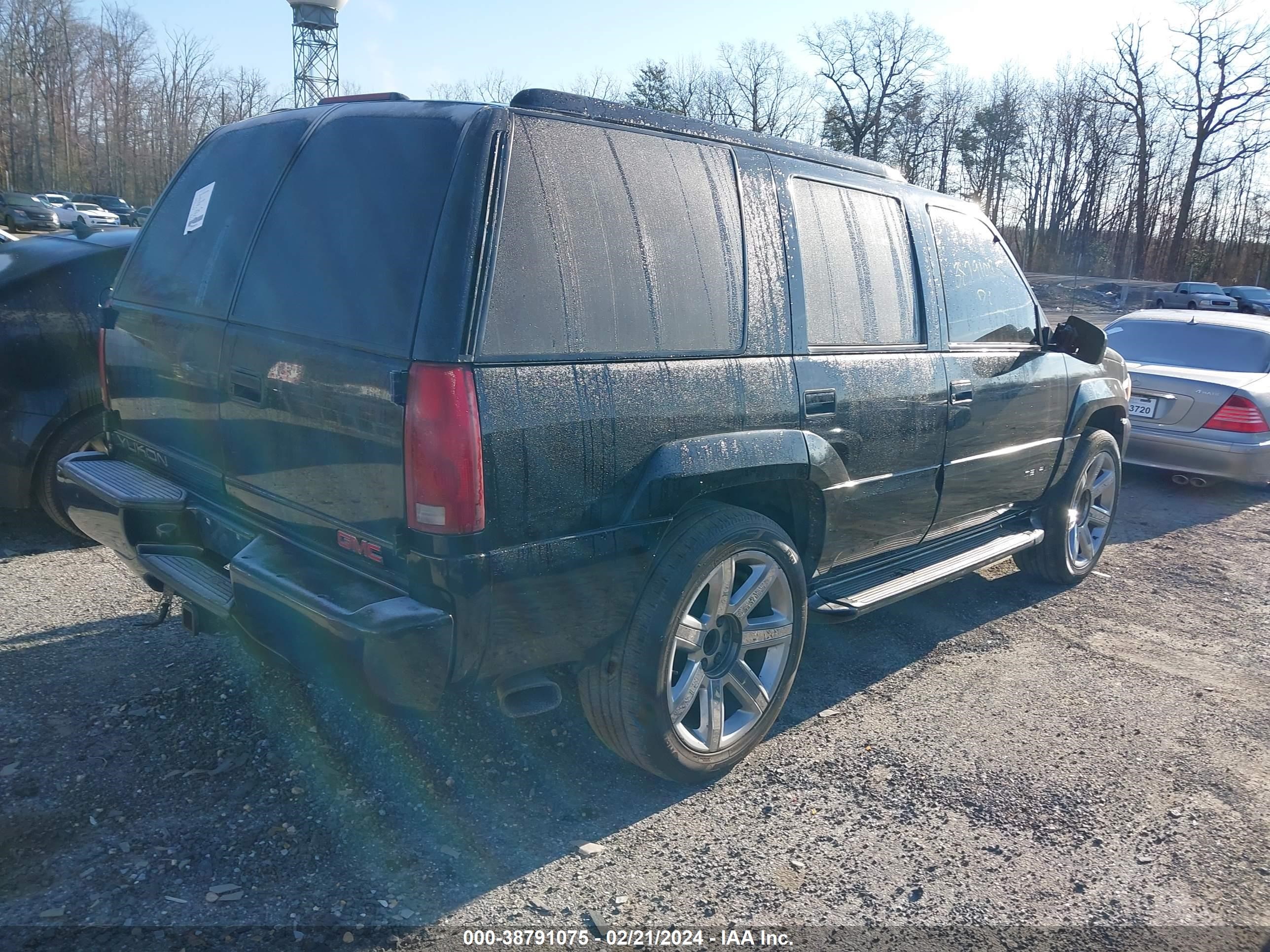 Photo 3 VIN: 1GKEK63R9YR208290 - GMC YUKON 