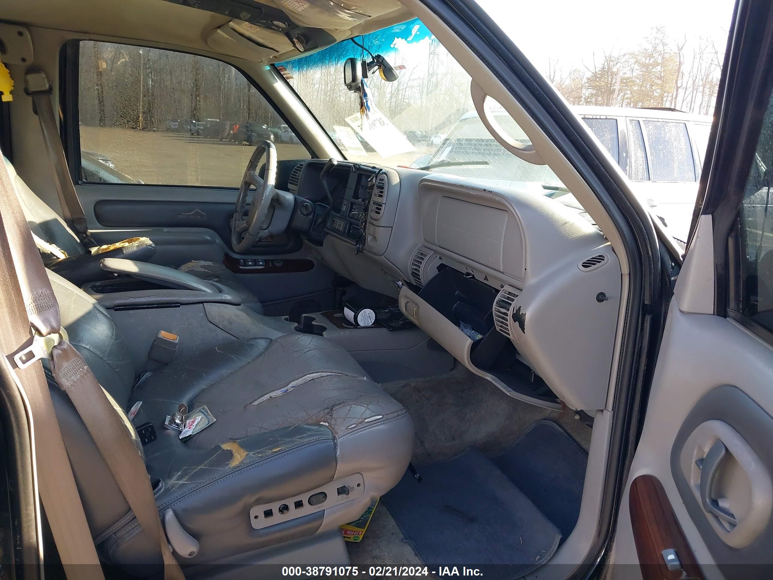 Photo 4 VIN: 1GKEK63R9YR208290 - GMC YUKON 