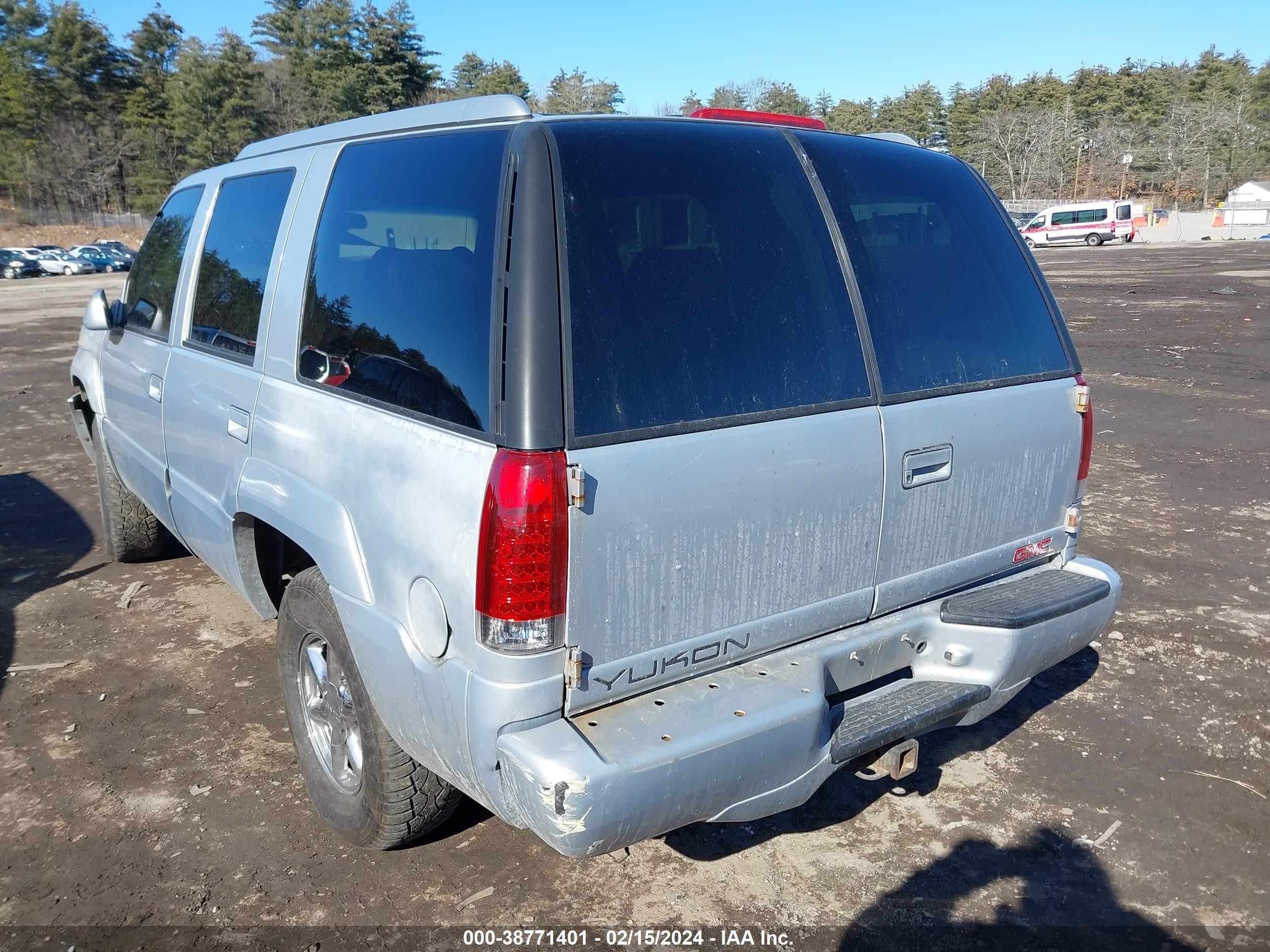 Photo 2 VIN: 1GKEK63R9YR211917 - GMC YUKON 