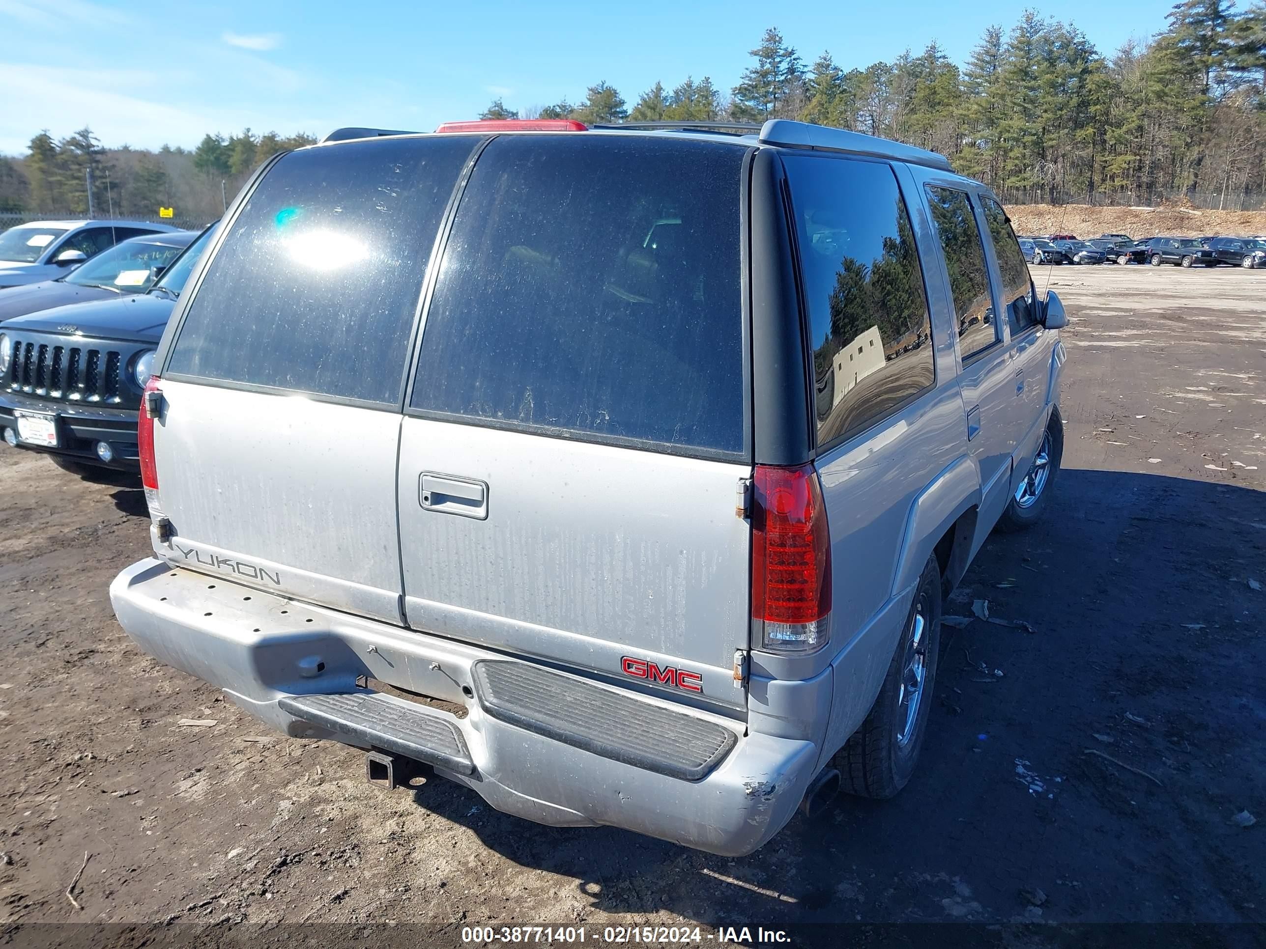 Photo 3 VIN: 1GKEK63R9YR211917 - GMC YUKON 