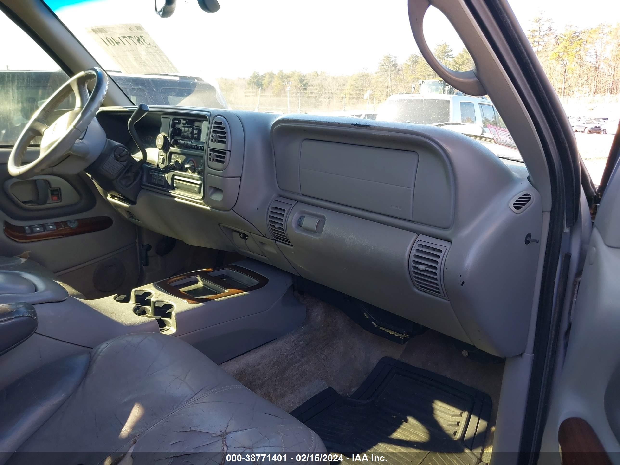 Photo 4 VIN: 1GKEK63R9YR211917 - GMC YUKON 