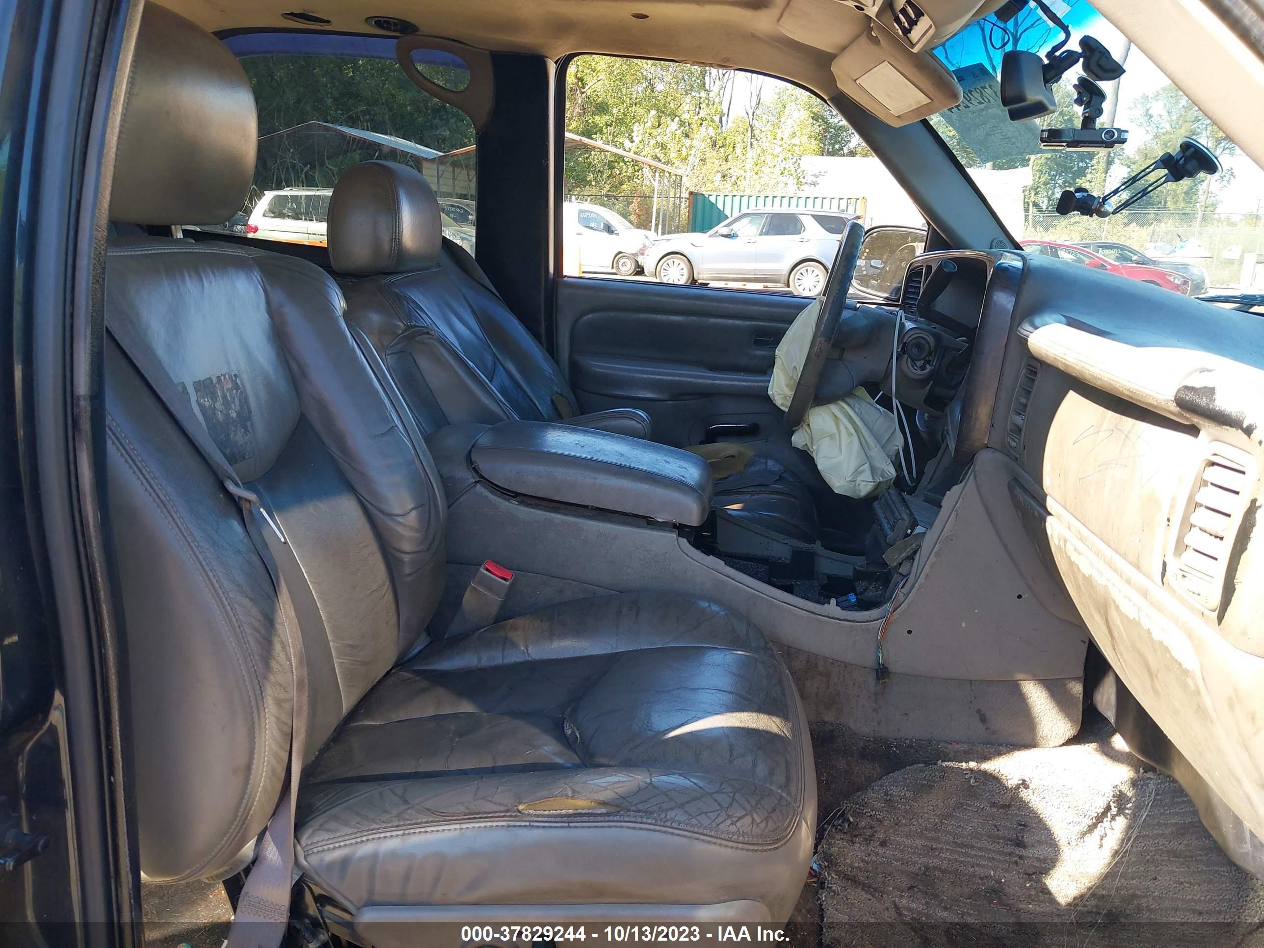 Photo 4 VIN: 1GKEK63U03J310105 - GMC YUKON 