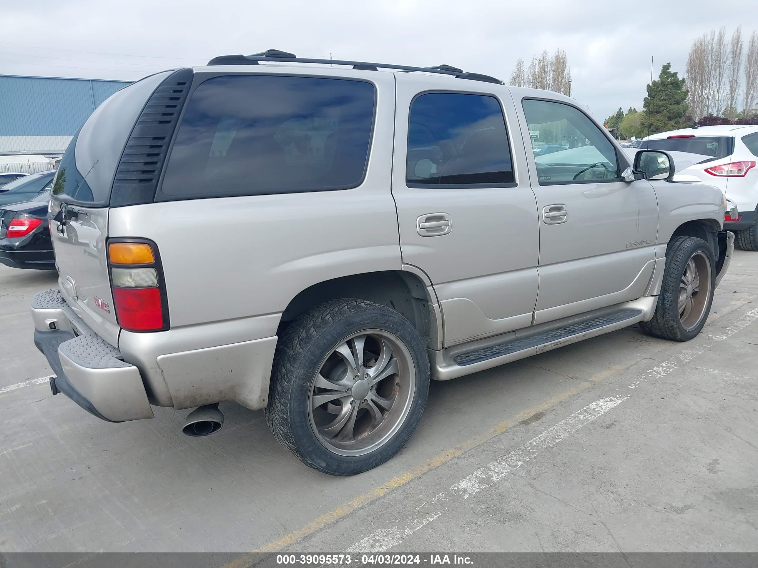 Photo 3 VIN: 1GKEK63U64J242071 - GMC YUKON 