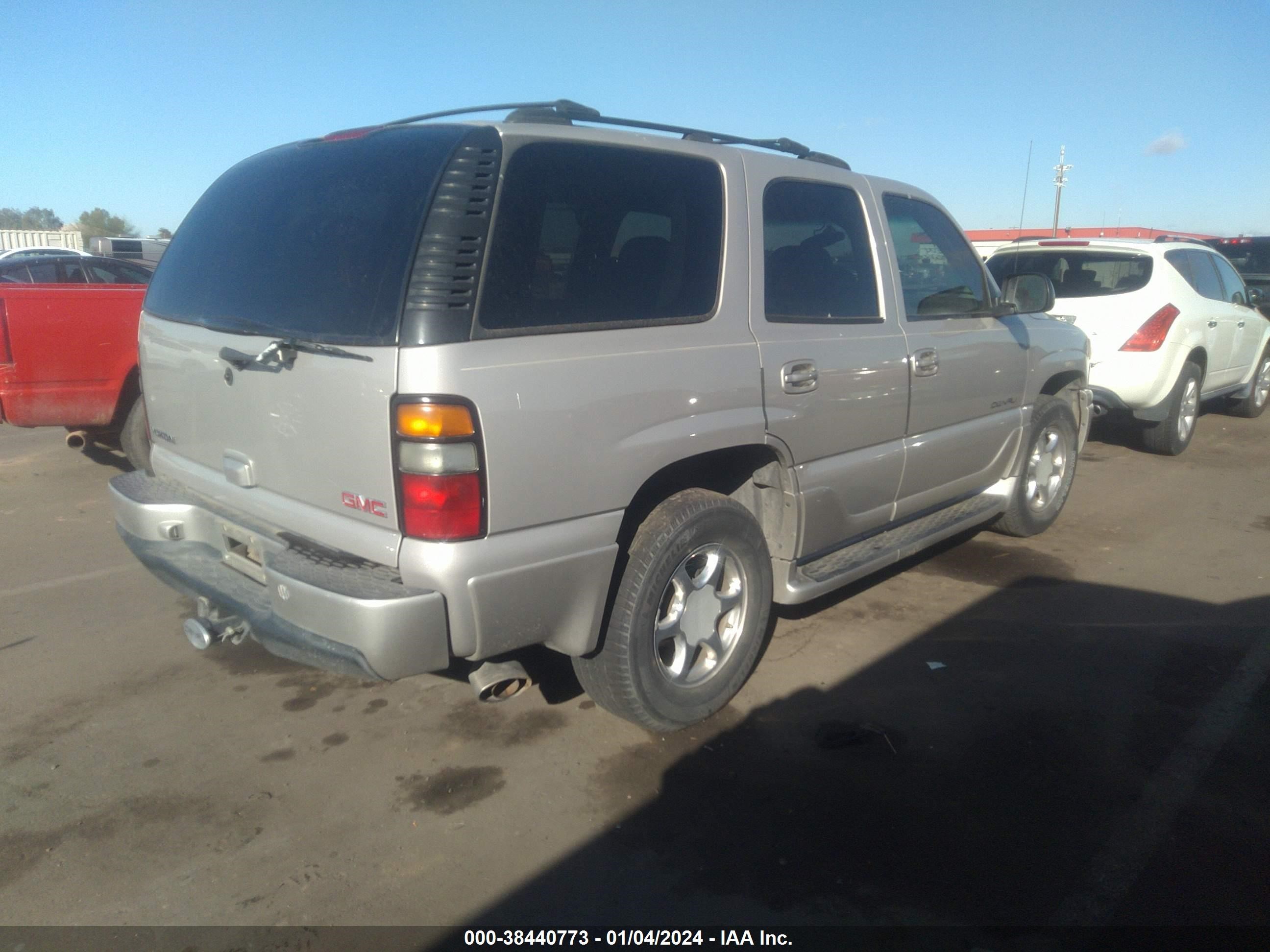 Photo 3 VIN: 1GKEK63UX4J291998 - GMC YUKON 