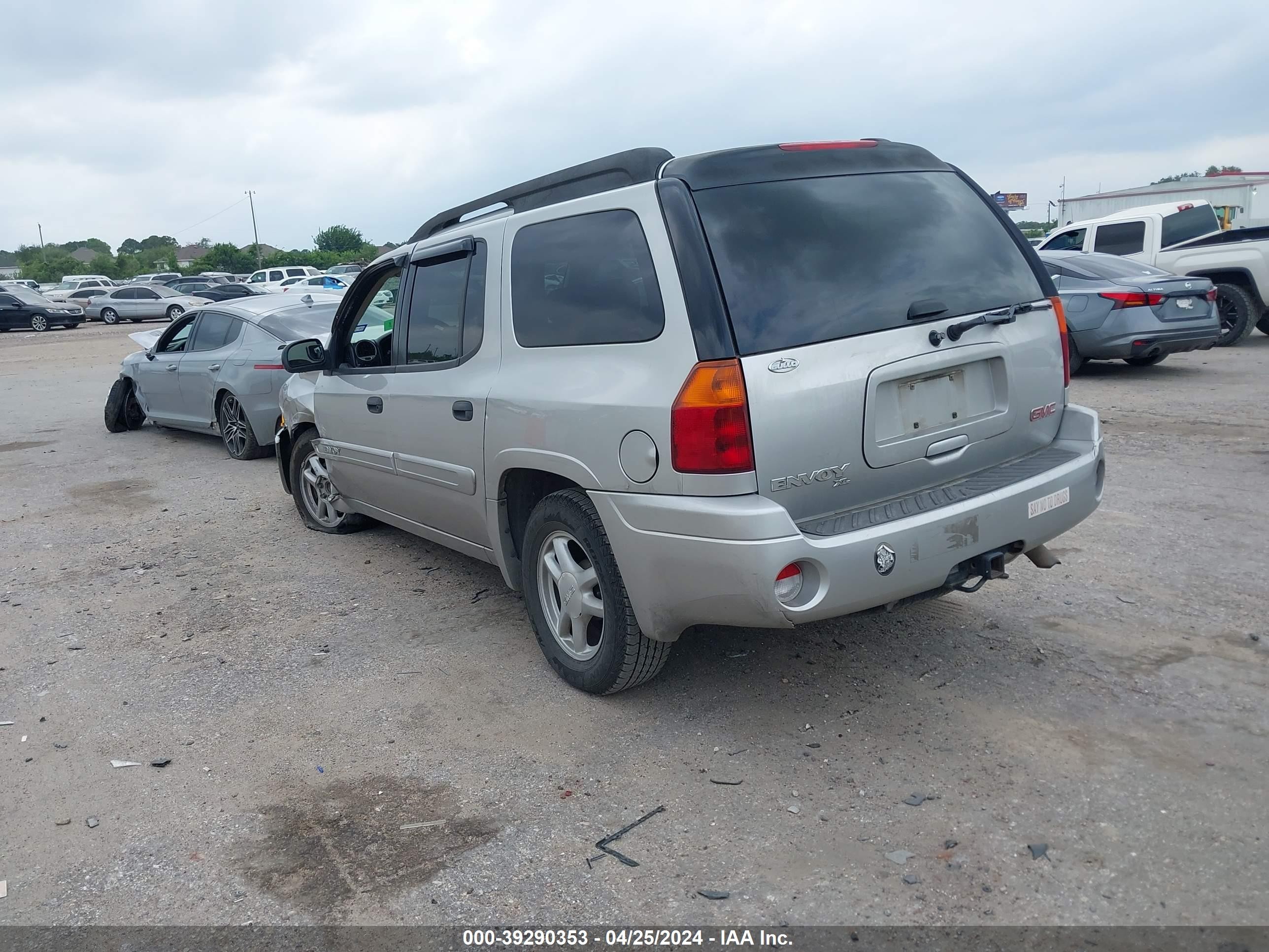 Photo 2 VIN: 1GKES16S956116837 - GMC ENVOY 