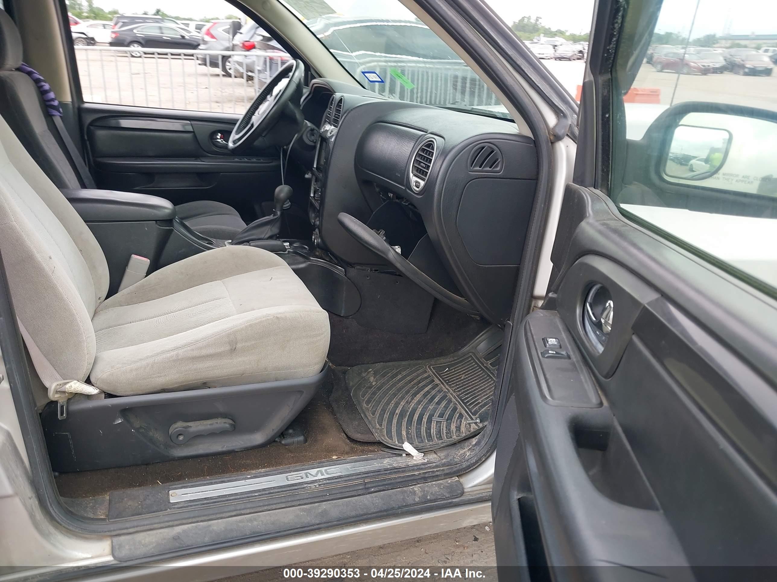 Photo 4 VIN: 1GKES16S956116837 - GMC ENVOY 