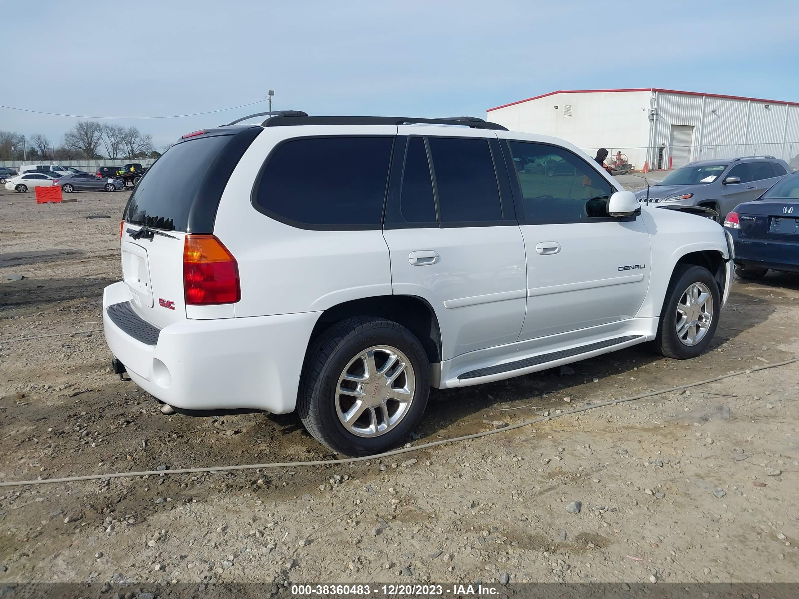 Photo 3 VIN: 1GKES63M862103718 - GMC ENVOY 