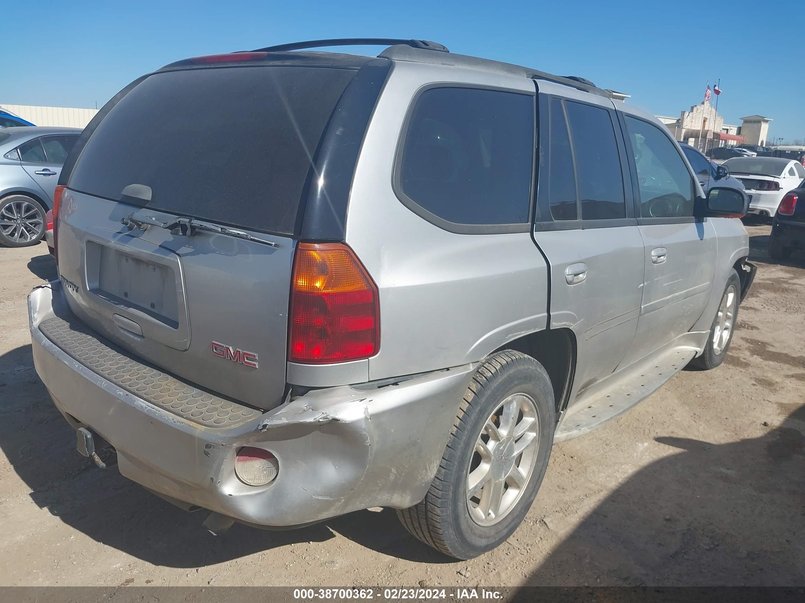 Photo 3 VIN: 1GKES63M862312540 - GMC ENVOY 