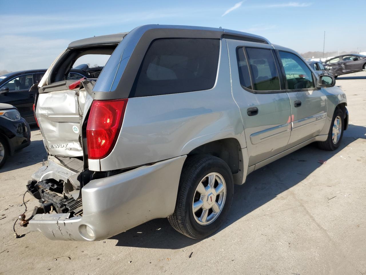 Photo 2 VIN: 1GKET12S246174676 - GMC ENVOY 