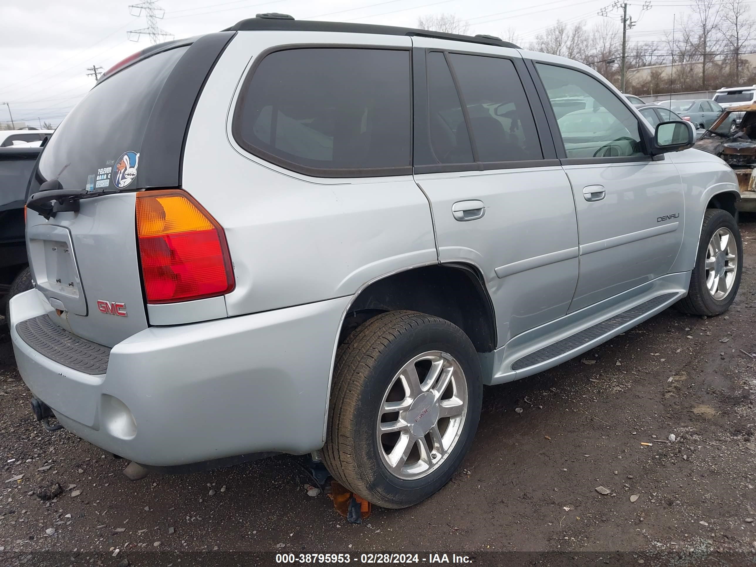 Photo 3 VIN: 1GKET63M272119489 - GMC ENVOY 