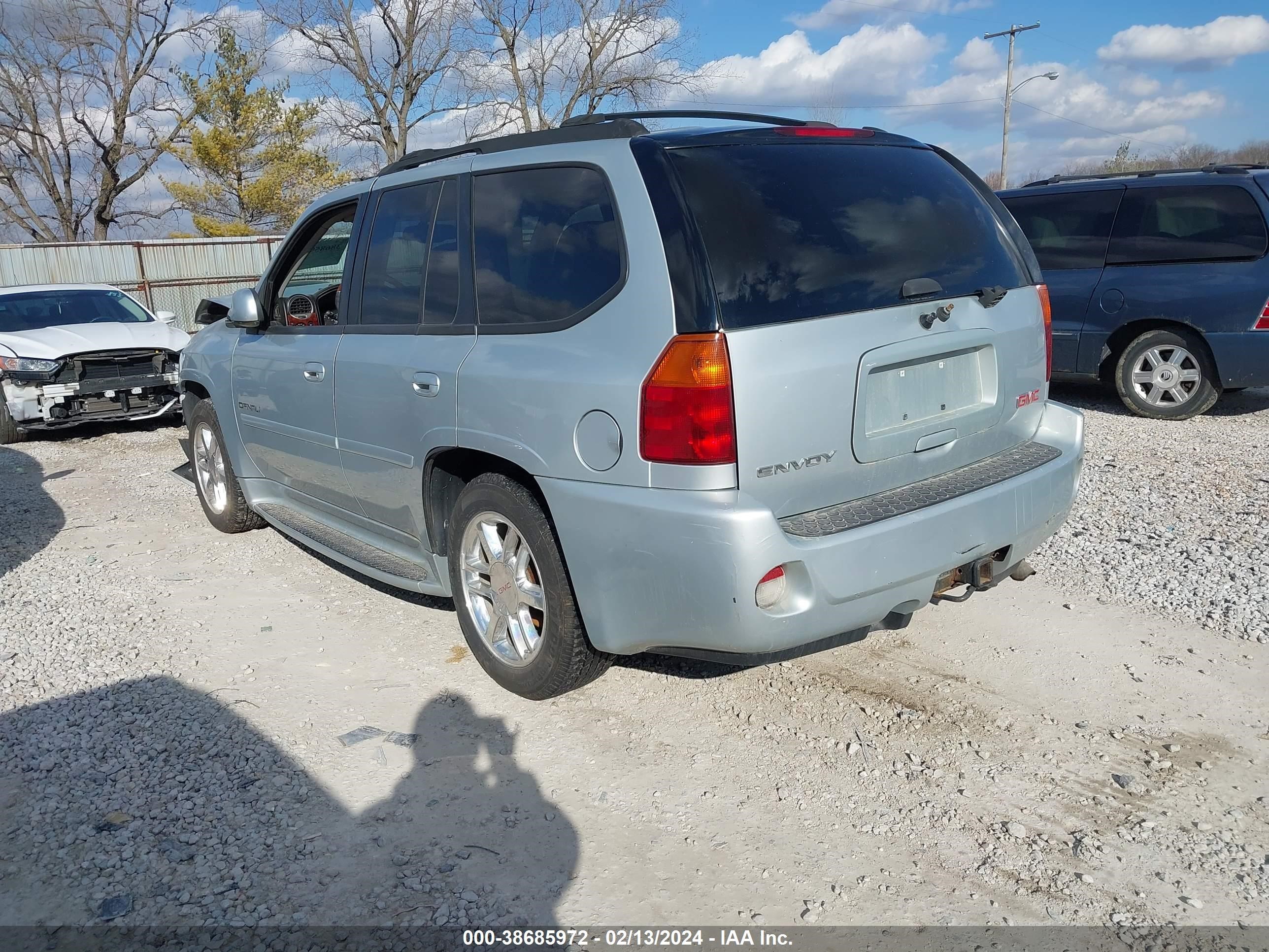 Photo 2 VIN: 1GKET63M672195412 - GMC ENVOY 