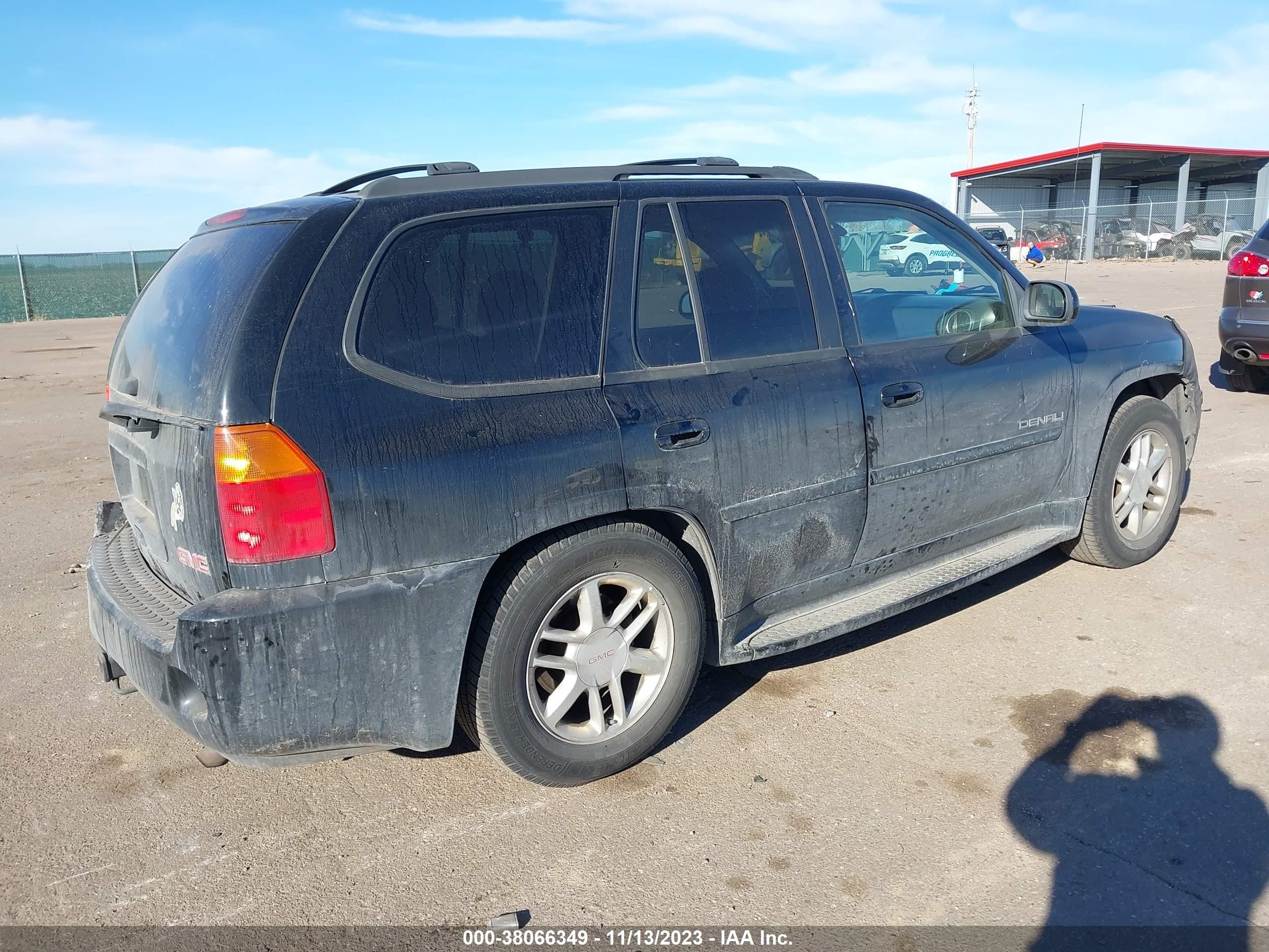 Photo 3 VIN: 1GKET63M682190423 - GMC ENVOY 