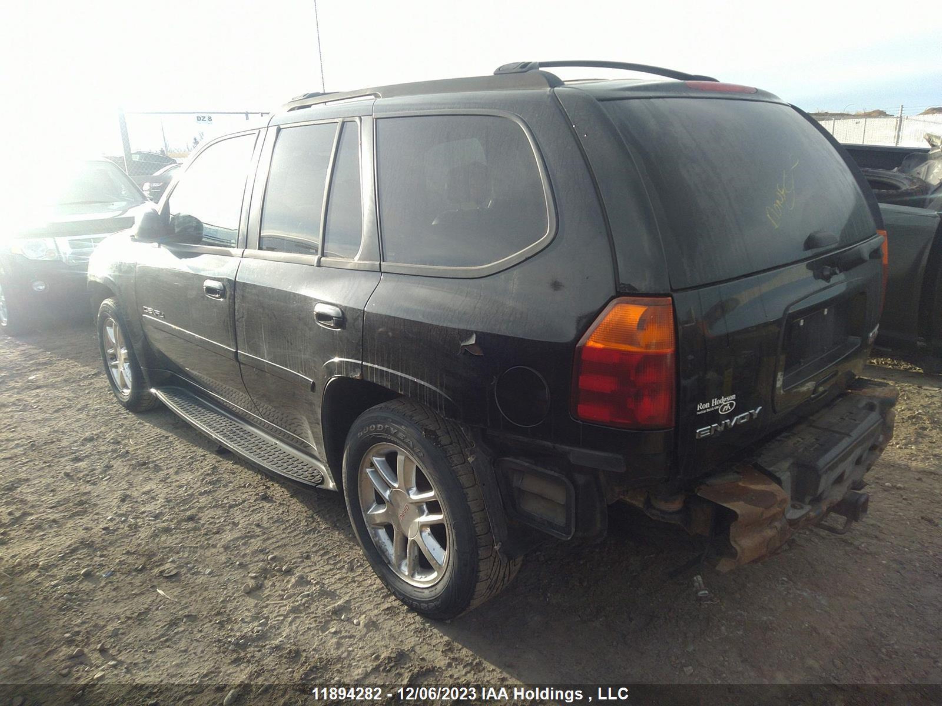 Photo 2 VIN: 1GKET63M882245020 - GMC ENVOY 