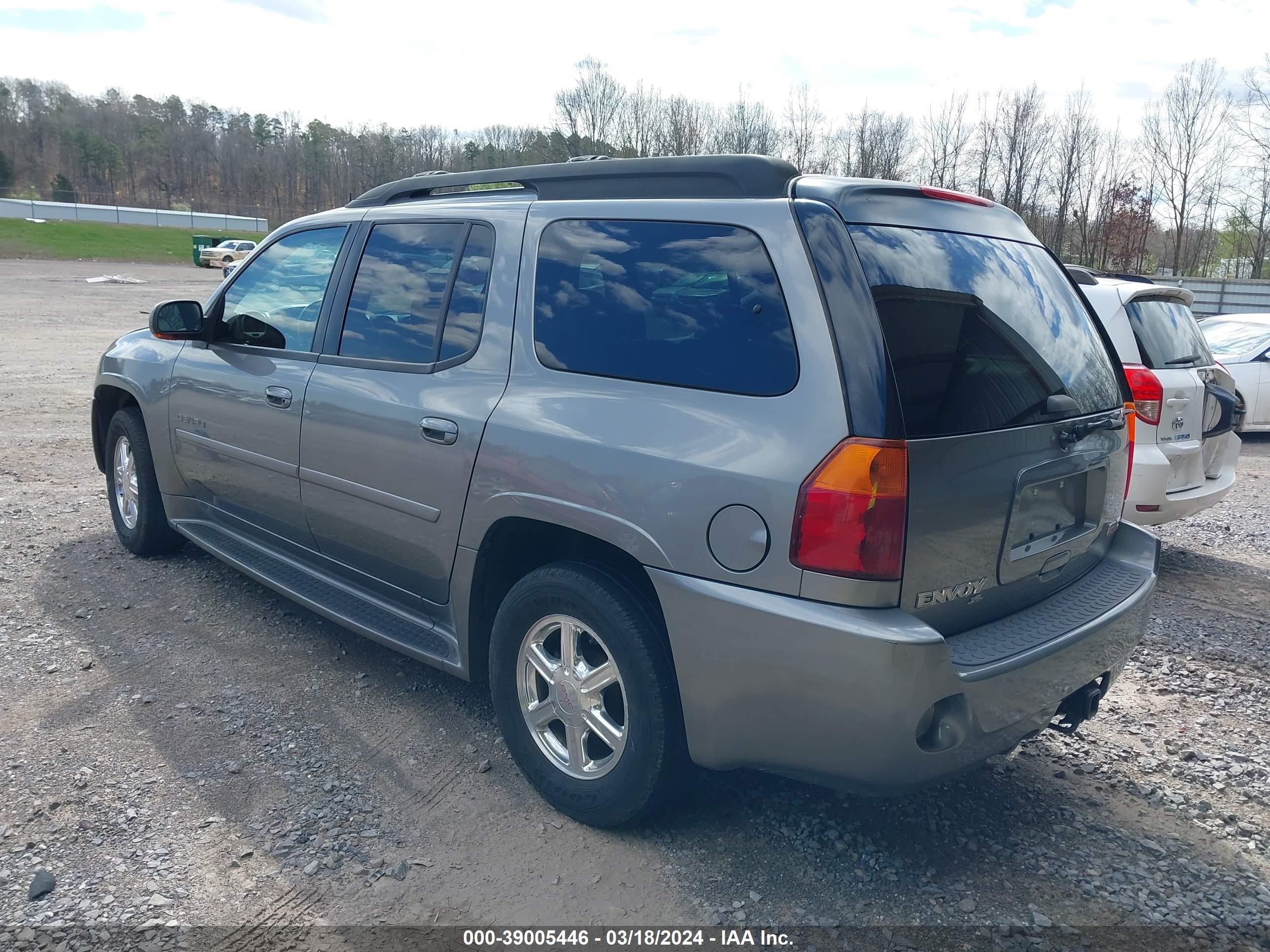 Photo 2 VIN: 1GKET66M056187842 - GMC ENVOY 