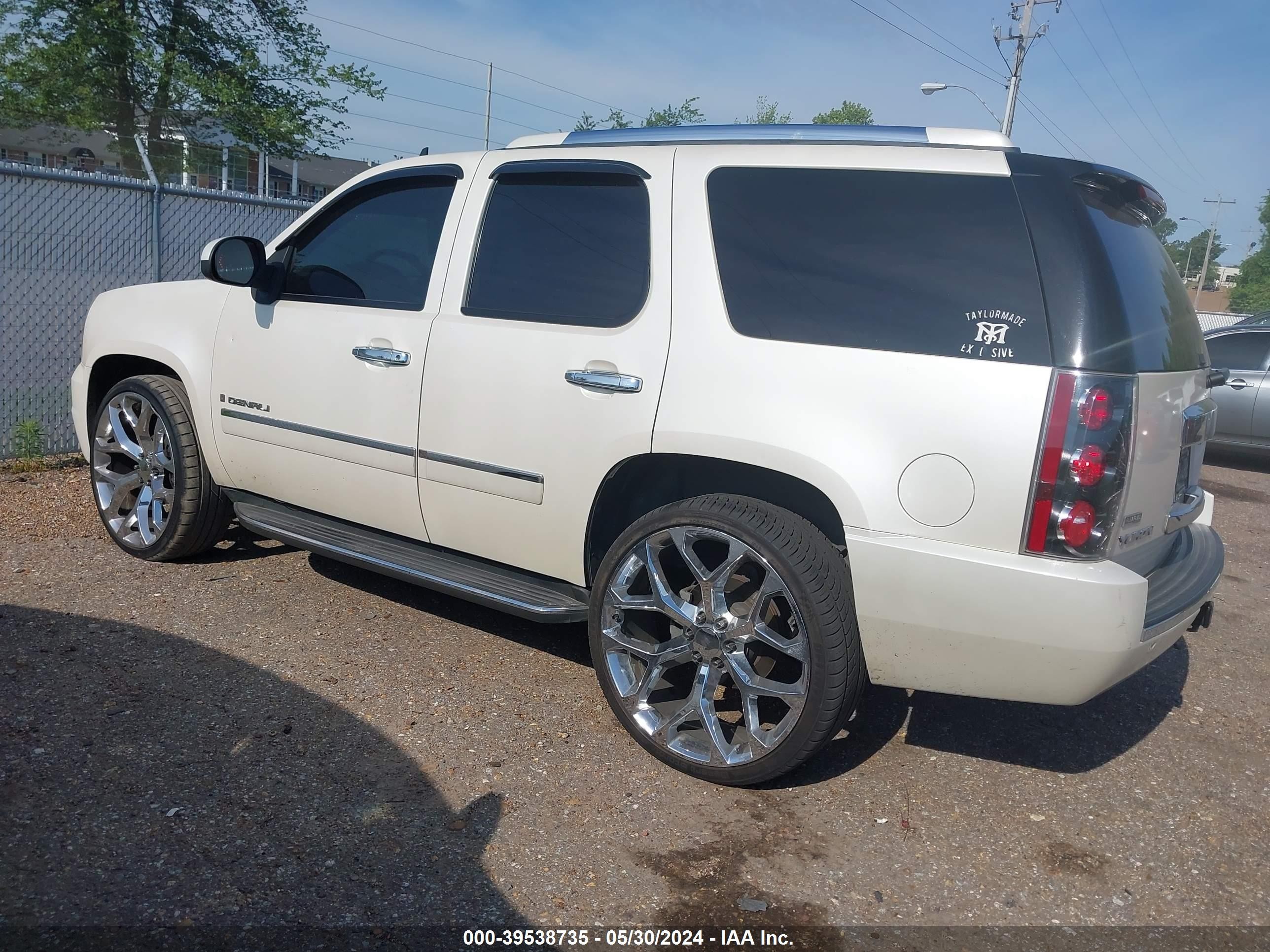 Photo 2 VIN: 1GKFC03219R274898 - GMC YUKON 