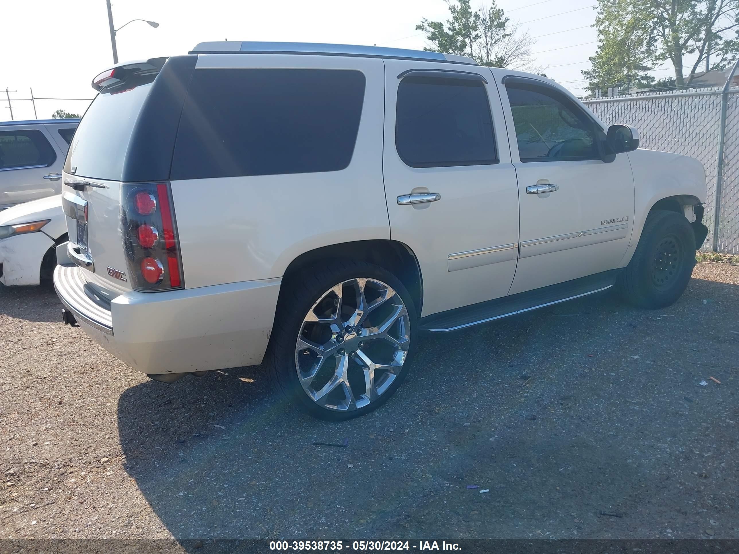 Photo 3 VIN: 1GKFC03219R274898 - GMC YUKON 