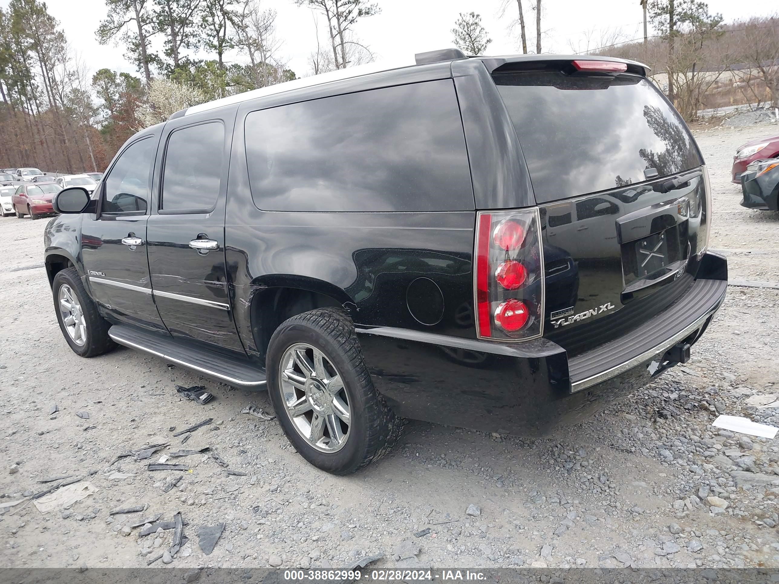 Photo 2 VIN: 1GKFC06269R214823 - GMC YUKON 