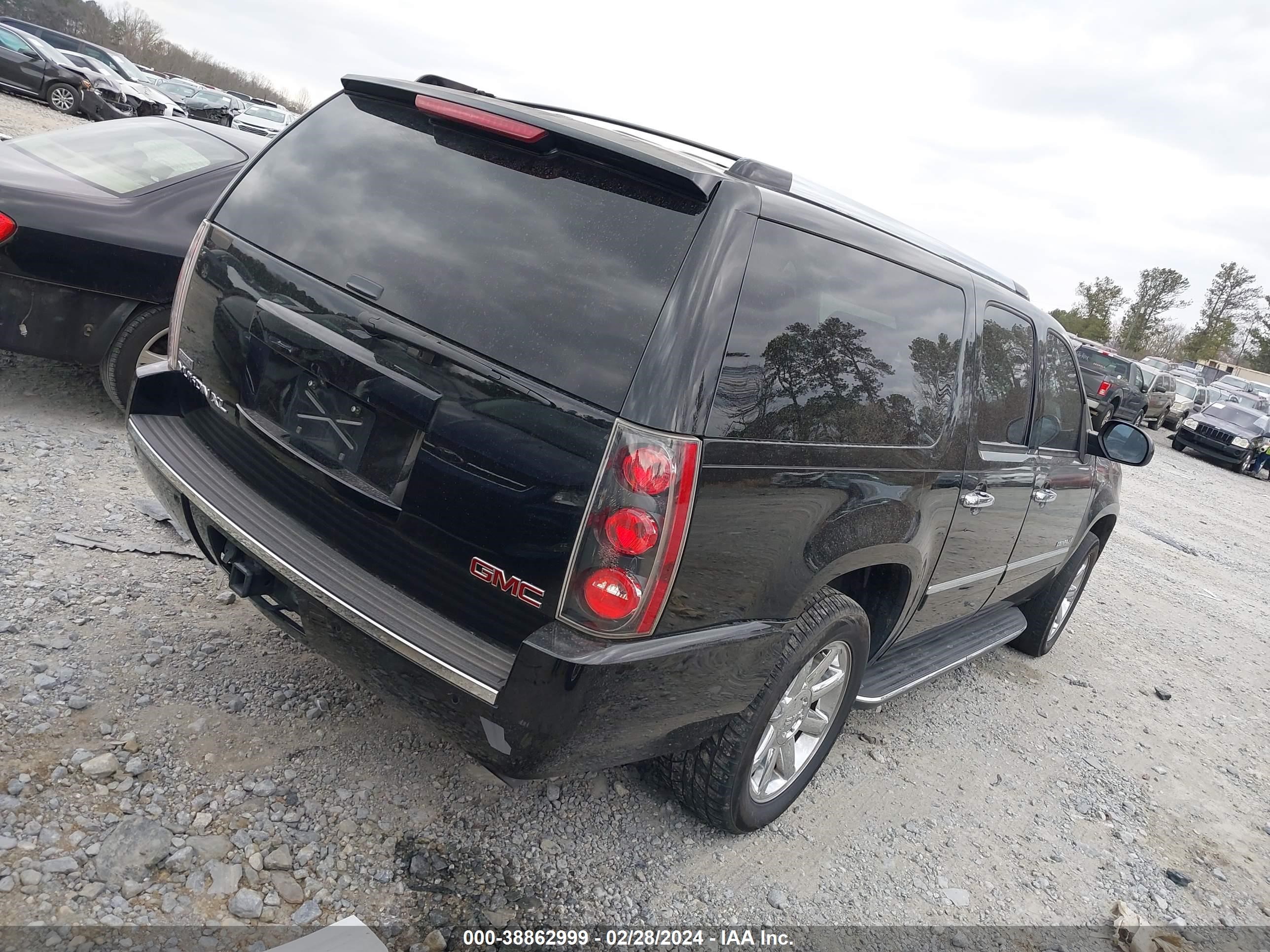 Photo 3 VIN: 1GKFC06269R214823 - GMC YUKON 