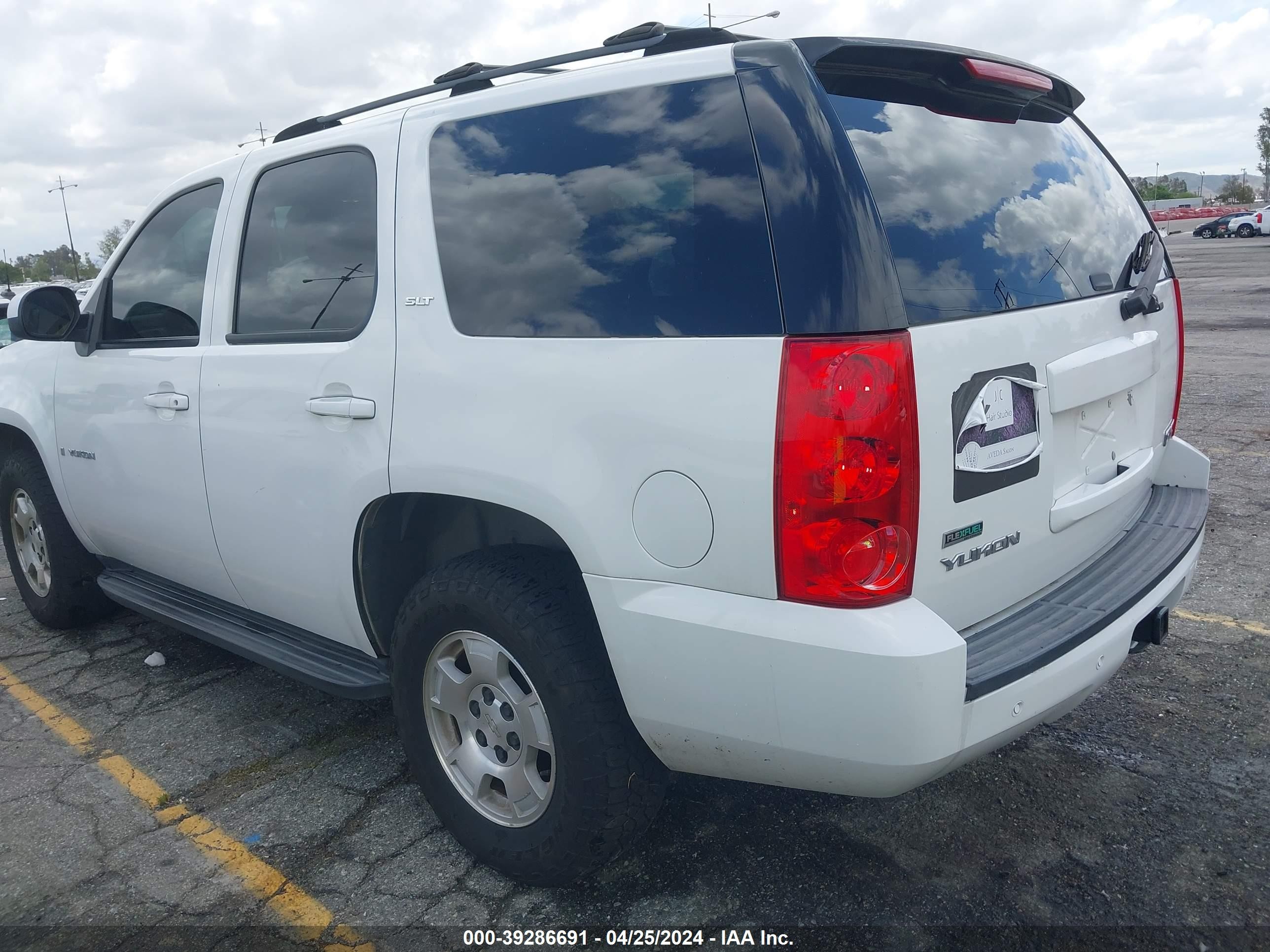 Photo 2 VIN: 1GKFC13007R213558 - GMC YUKON 