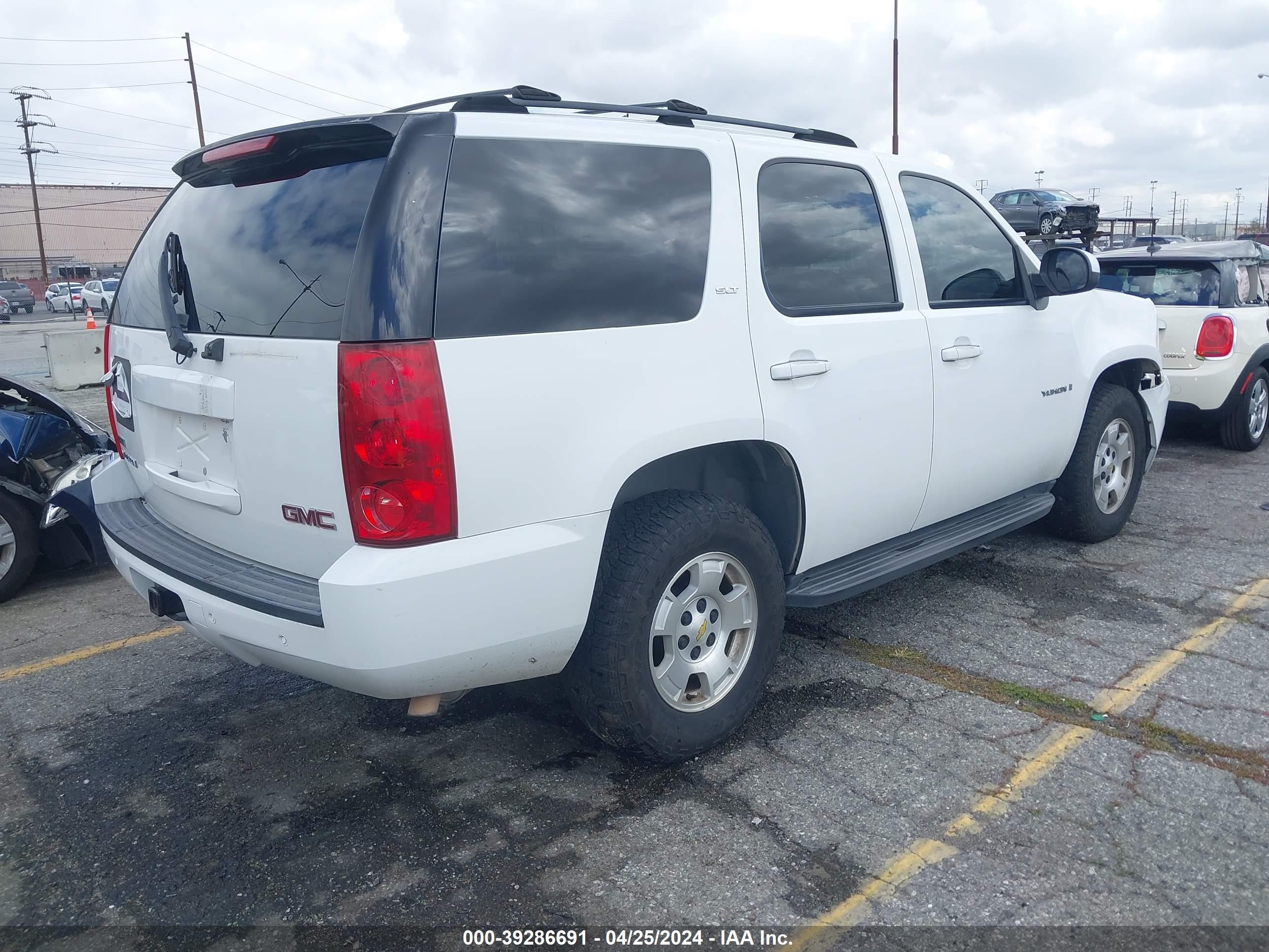 Photo 3 VIN: 1GKFC13007R213558 - GMC YUKON 