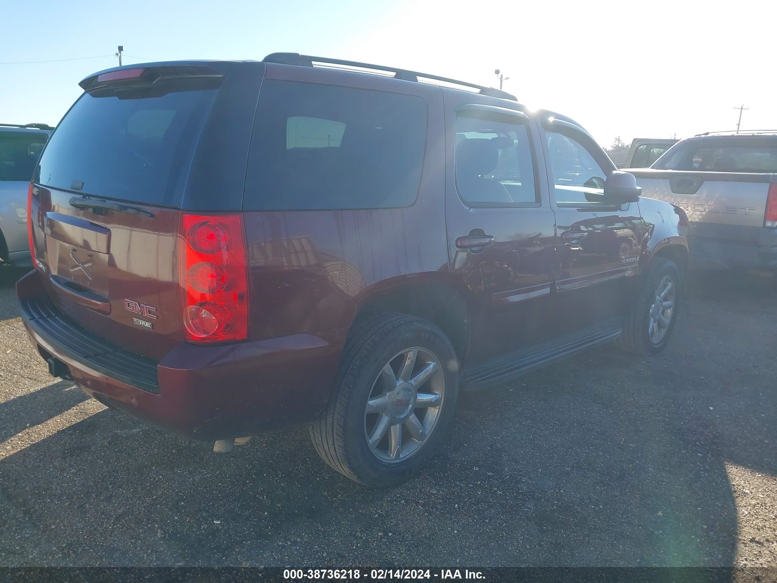 Photo 3 VIN: 1GKFC13018J105076 - GMC YUKON 