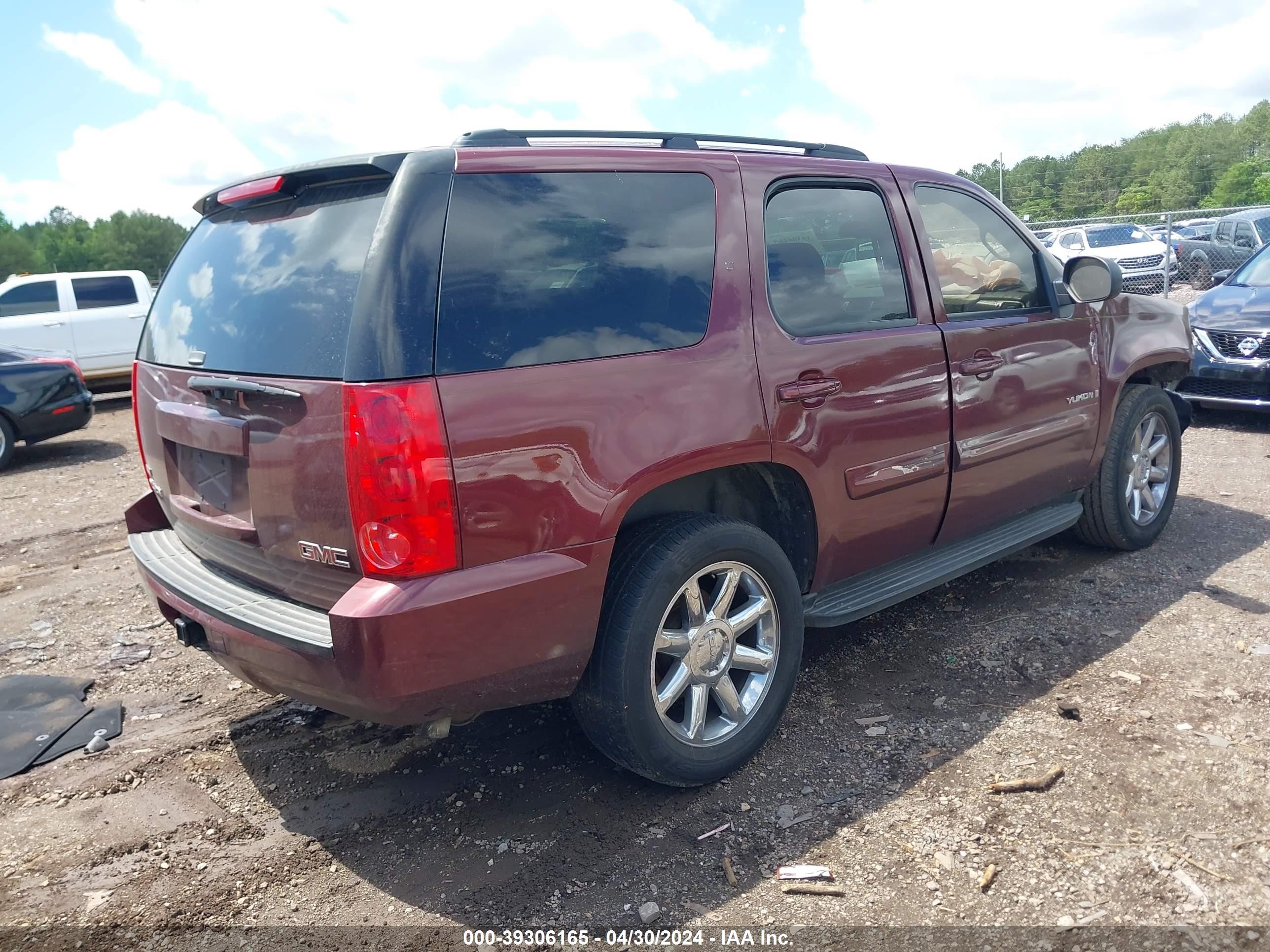 Photo 3 VIN: 1GKFC13028J100369 - GMC YUKON 