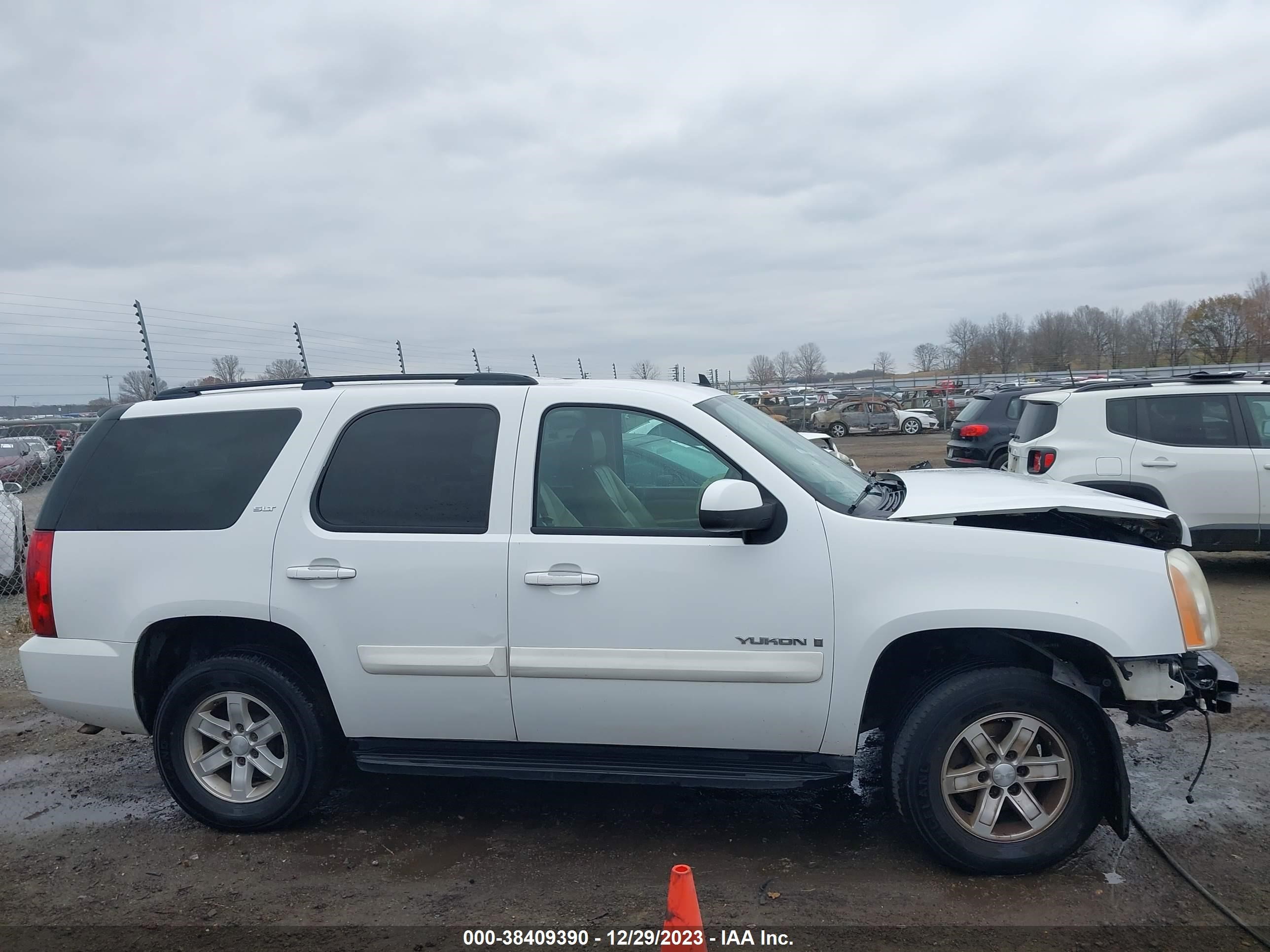 Photo 12 VIN: 1GKFC13028R102883 - GMC YUKON 