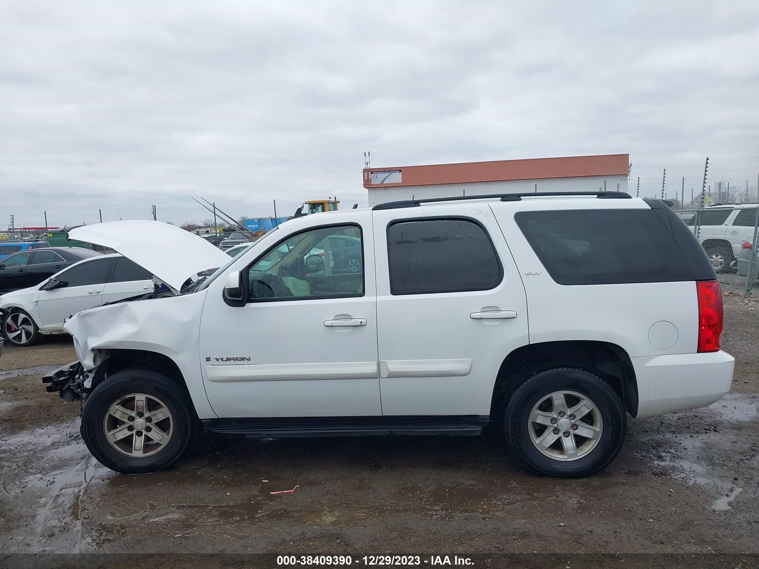 Photo 13 VIN: 1GKFC13028R102883 - GMC YUKON 