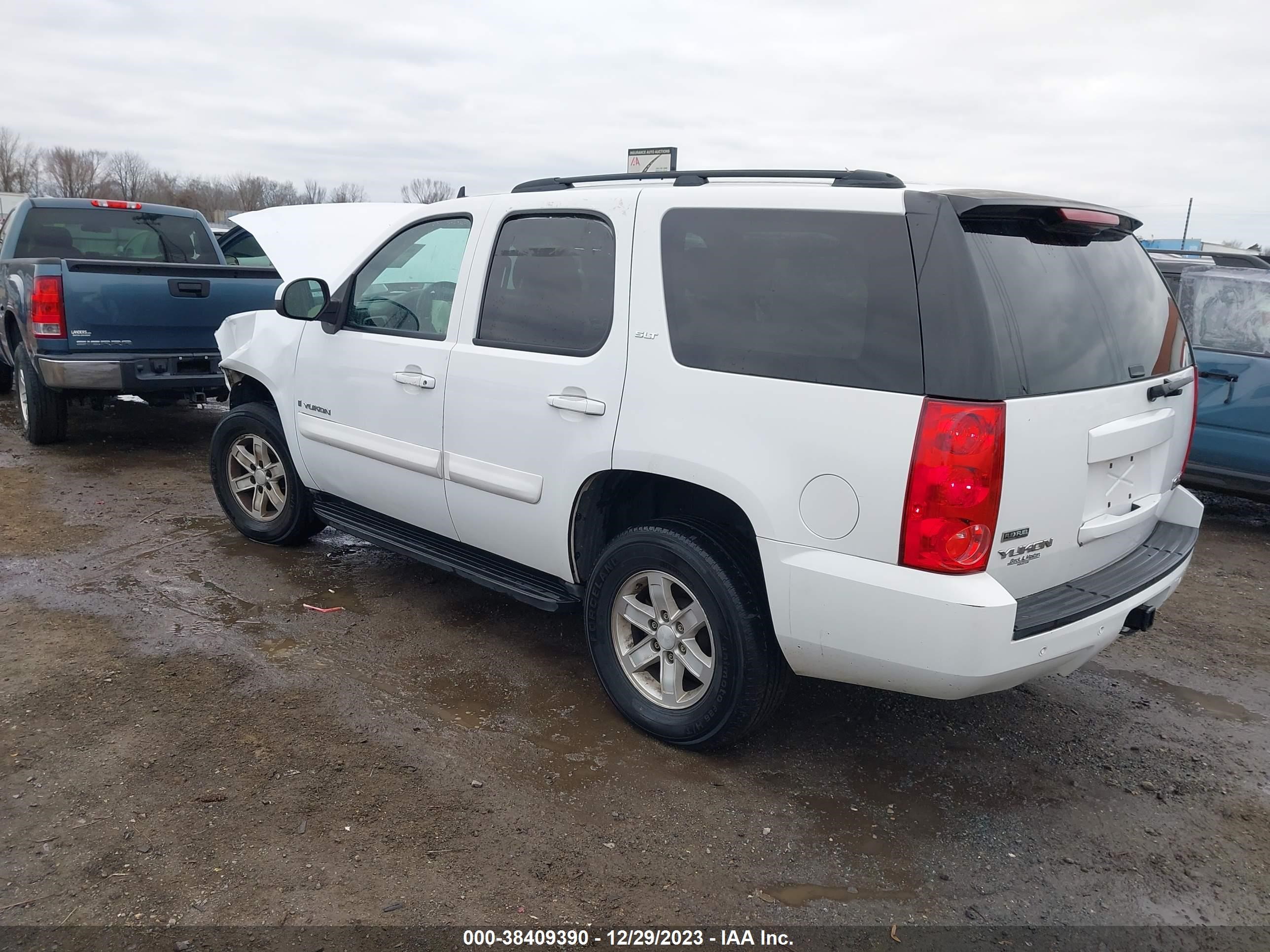 Photo 2 VIN: 1GKFC13028R102883 - GMC YUKON 