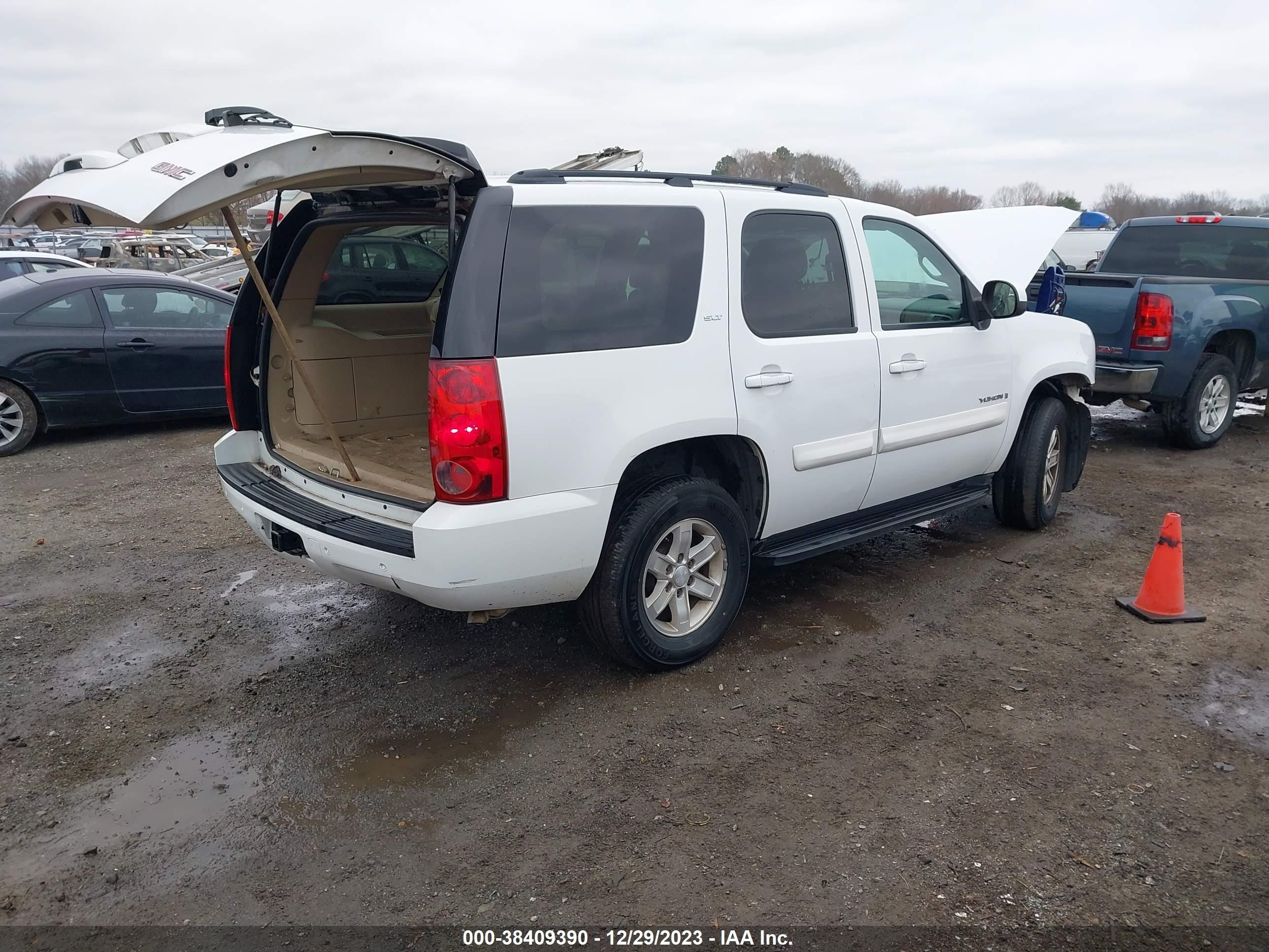 Photo 3 VIN: 1GKFC13028R102883 - GMC YUKON 