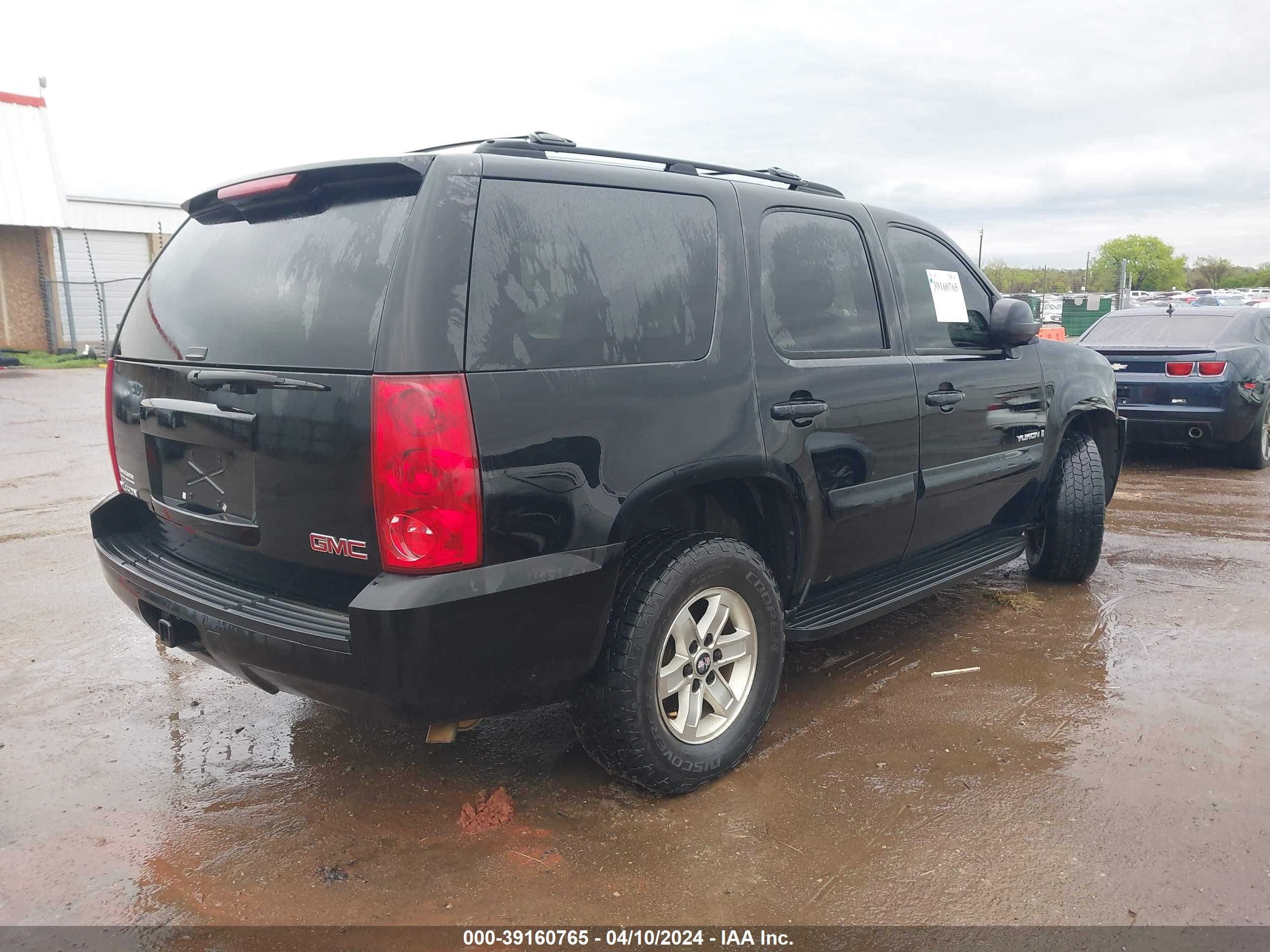 Photo 3 VIN: 1GKFC13037R145000 - GMC YUKON 