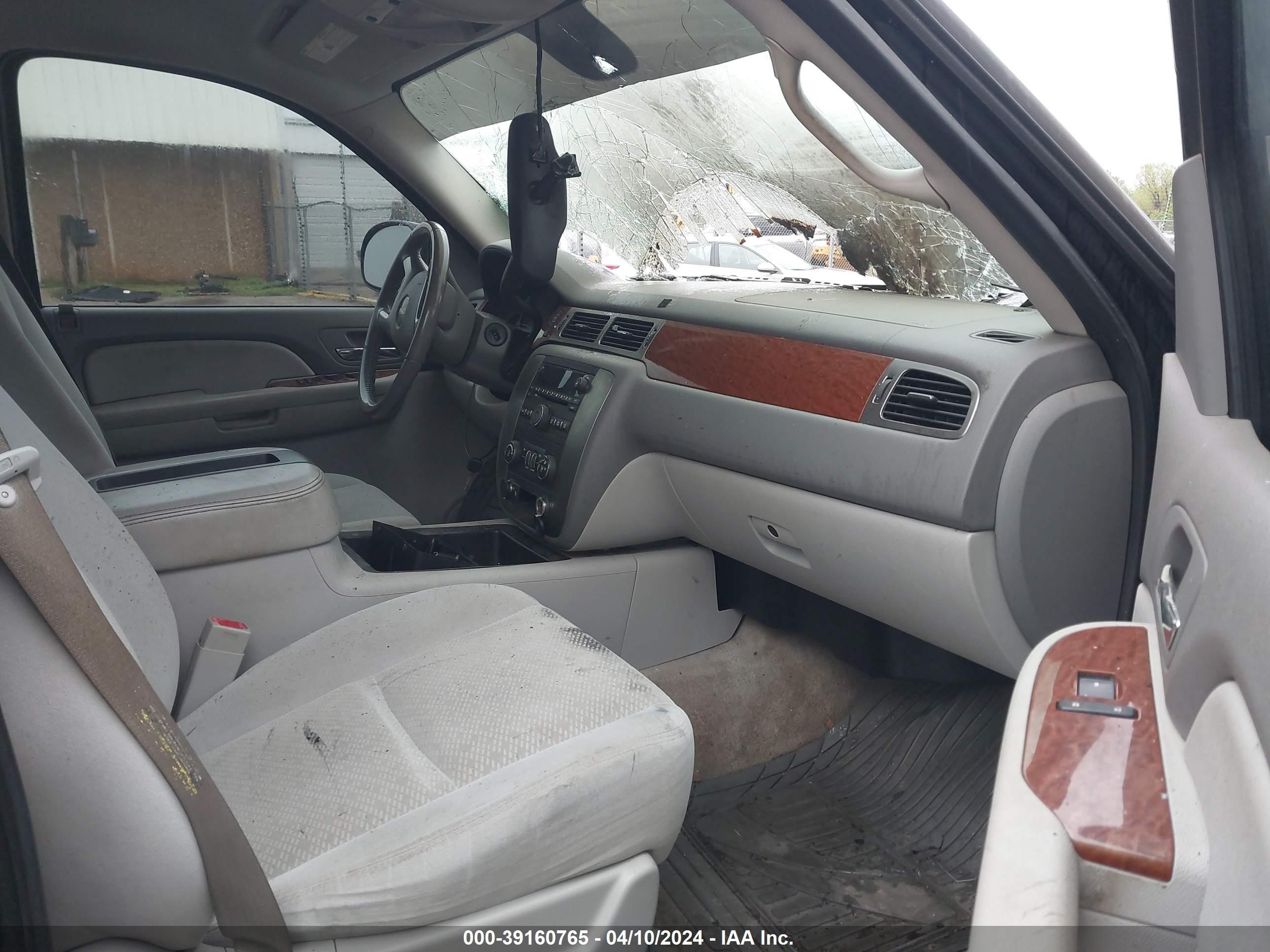 Photo 4 VIN: 1GKFC13037R145000 - GMC YUKON 