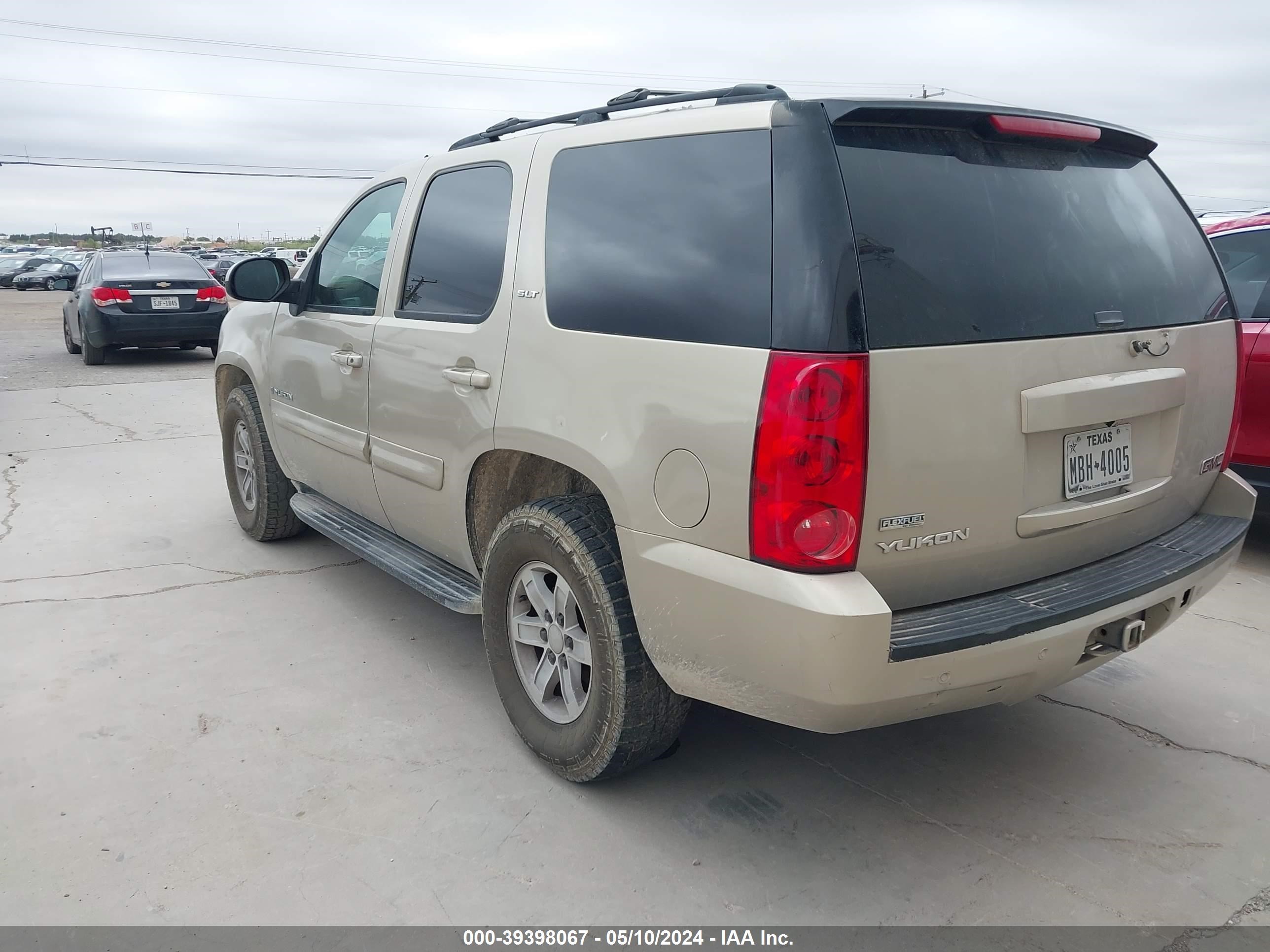 Photo 2 VIN: 1GKFC13038R107333 - GMC YUKON 