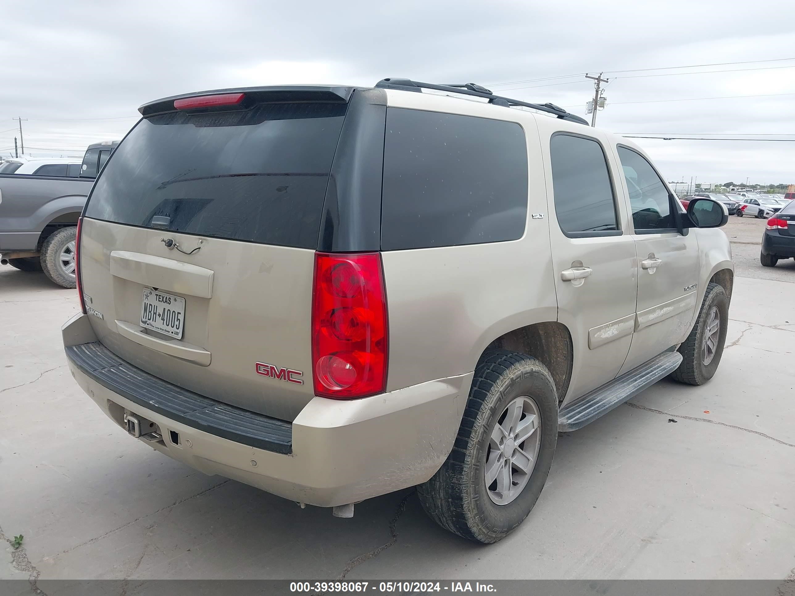 Photo 3 VIN: 1GKFC13038R107333 - GMC YUKON 