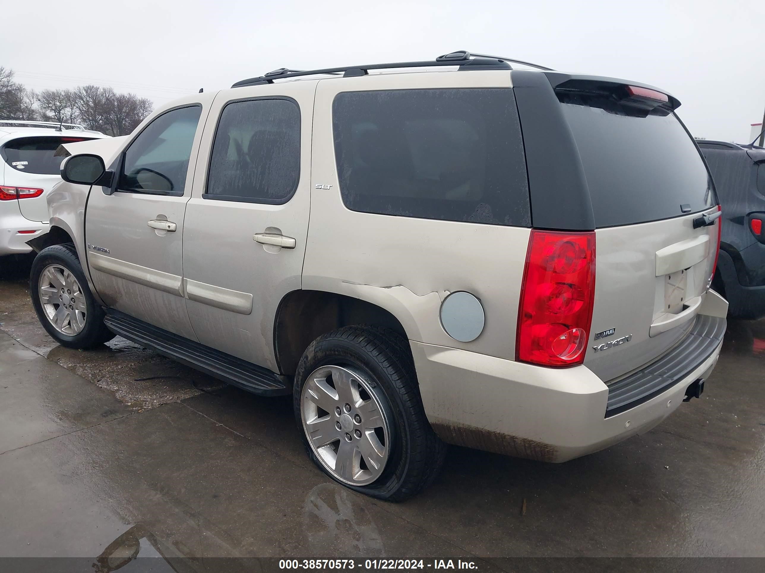 Photo 2 VIN: 1GKFC13057R401041 - GMC YUKON 