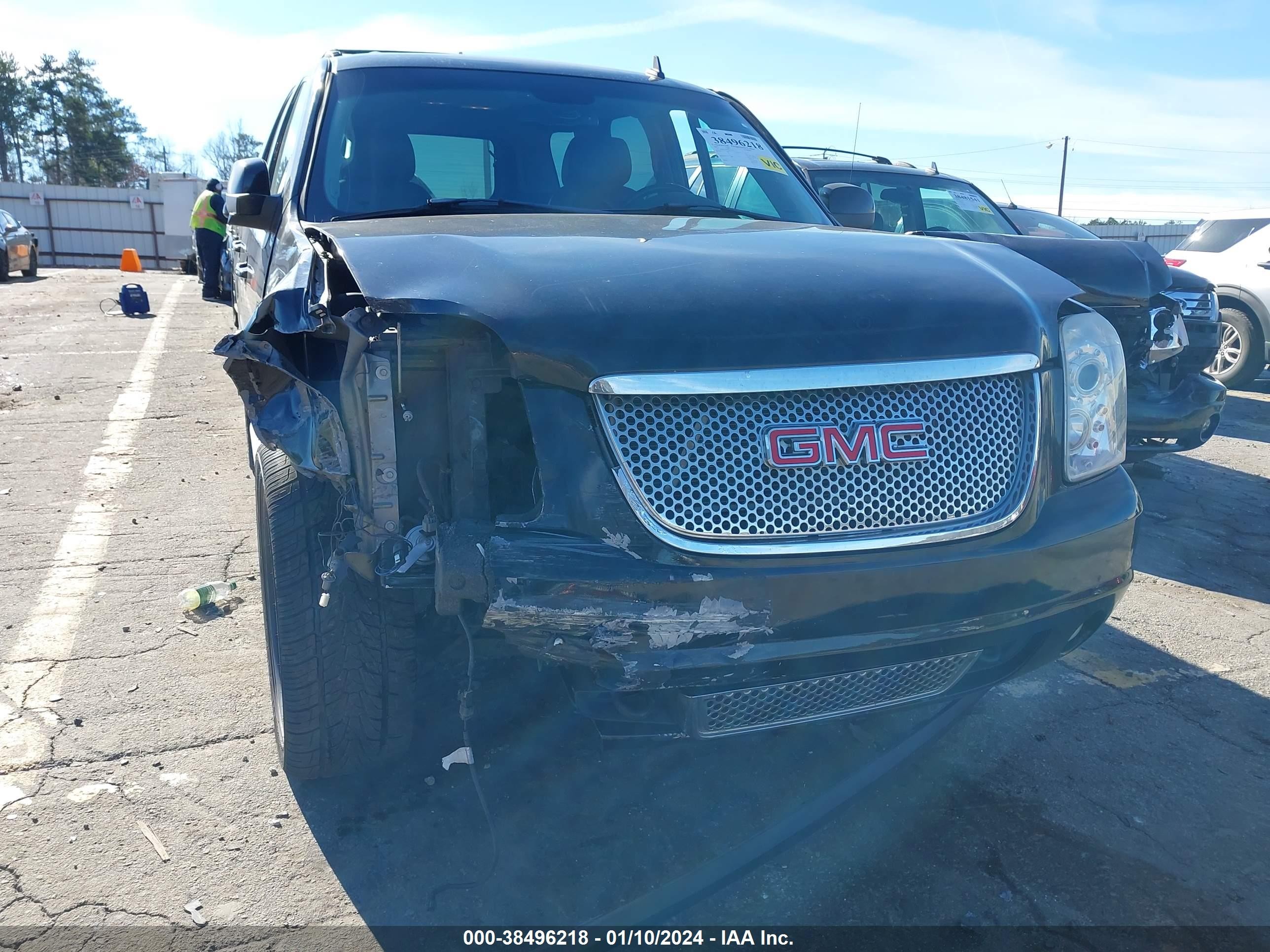 Photo 5 VIN: 1GKFC13057R422634 - GMC YUKON 