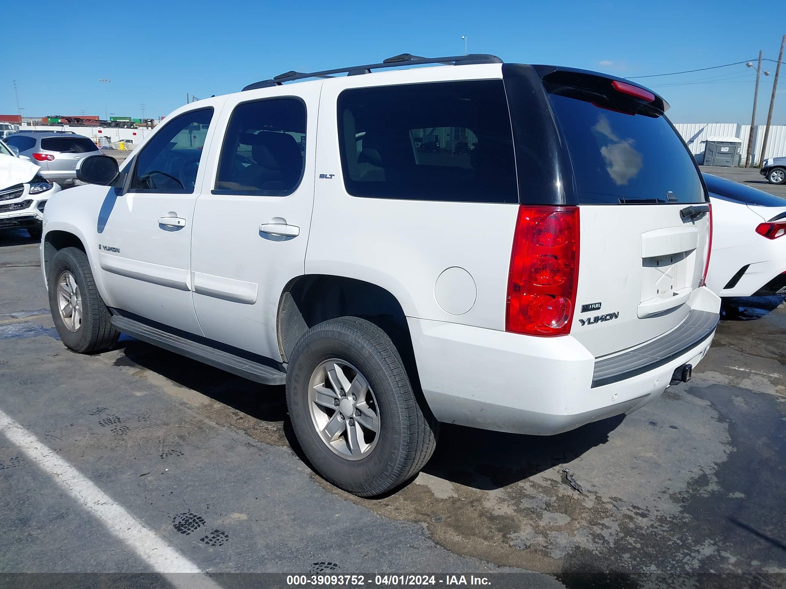 Photo 2 VIN: 1GKFC13067R394679 - GMC YUKON 